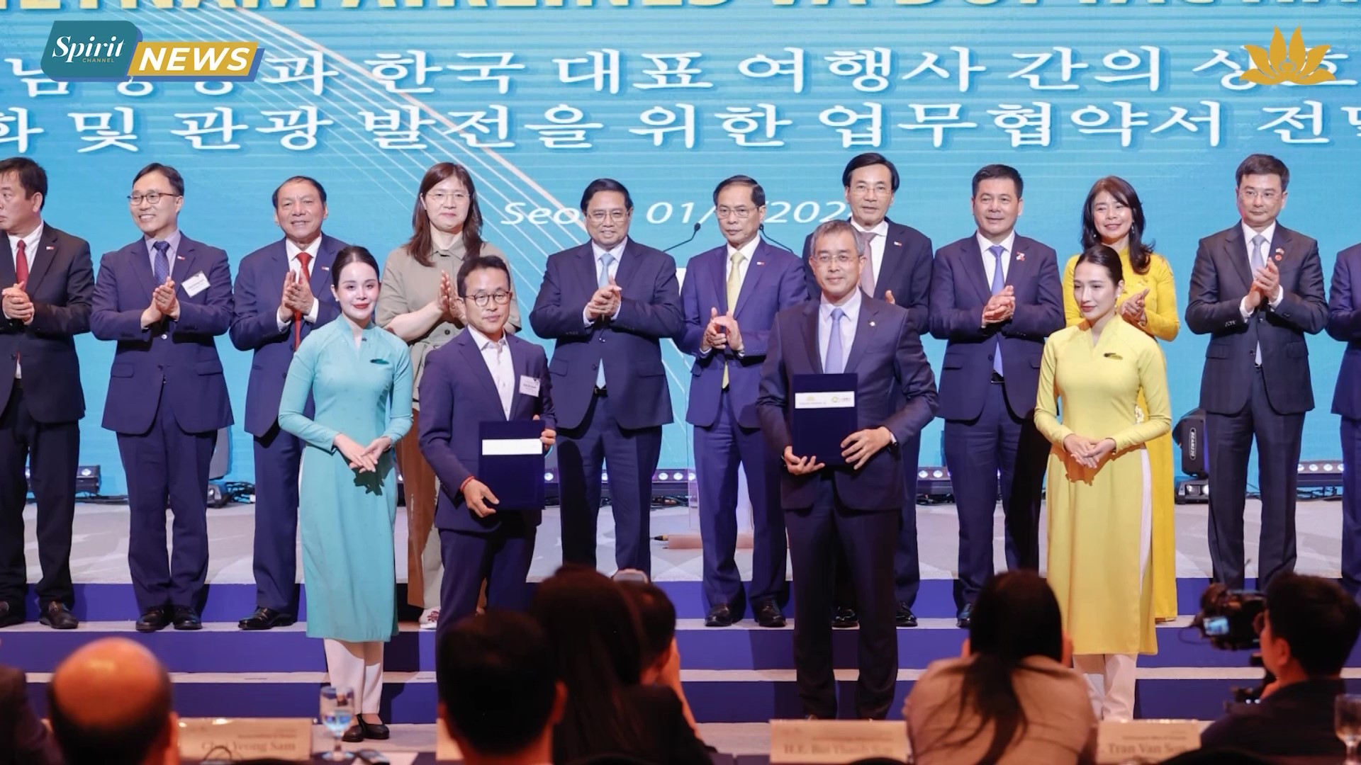 [VNA News] Vietnam Airlines chào đón hành khách thứ 15 triệu giữa Việt Nam – Hàn Quốc