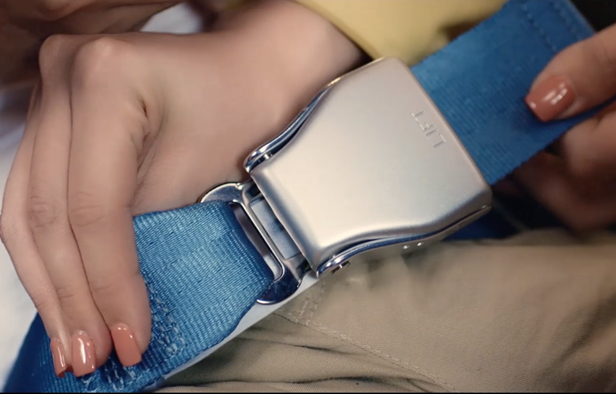 Tiếp viên trưởng kể chuyện thắt dây an toàn trên máy bay