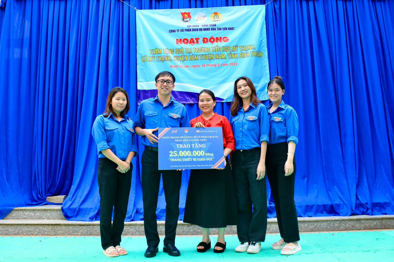 Trao tặng Công trình thanh niên “Ươm mầm ước mơ”