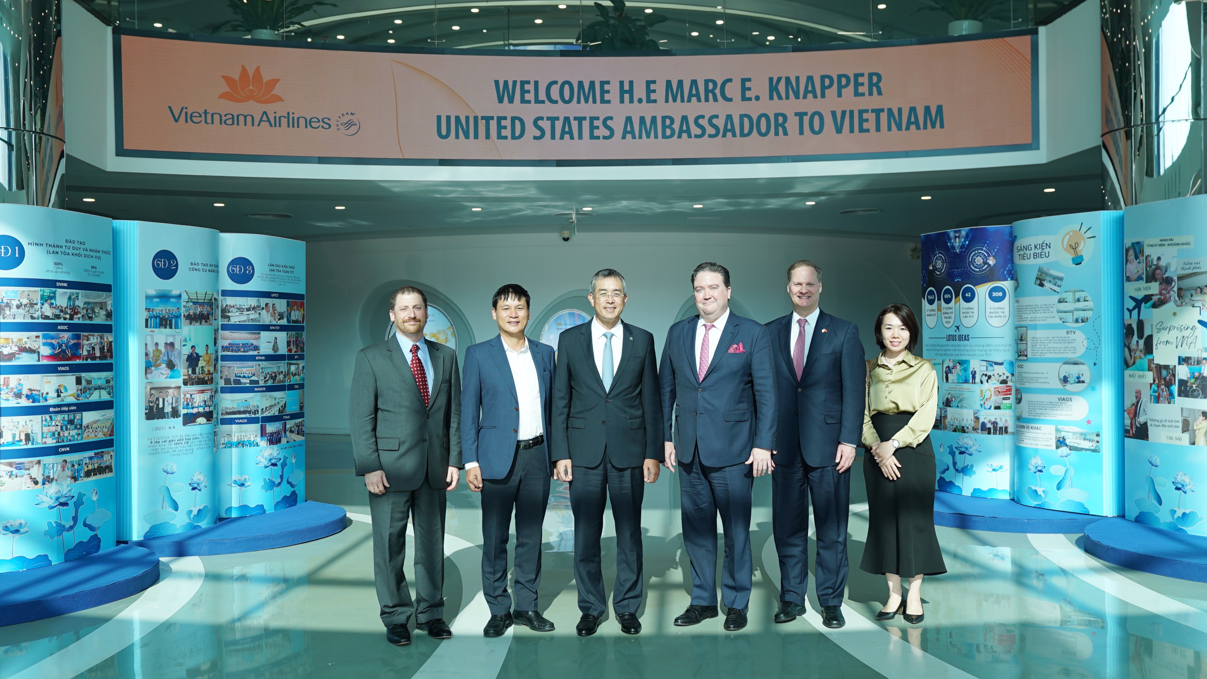 Chủ tịch Đặng Ngọc Hoà làm việc với Đại sứ Hoa Kỳ tại Việt Nam