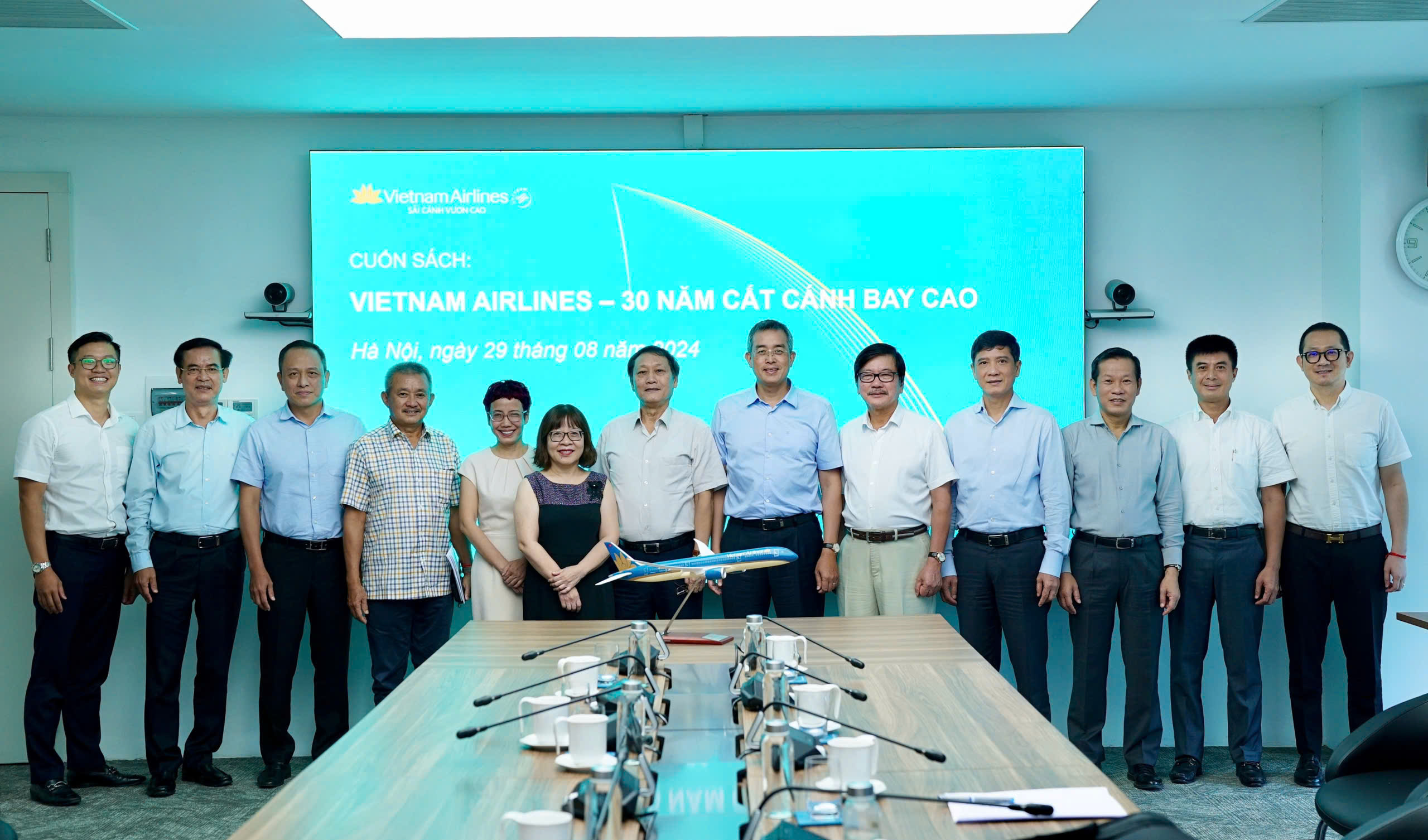 Khởi động dự án xuất bản sách “Vietnam Airlines – 30 năm cất cánh bay cao”