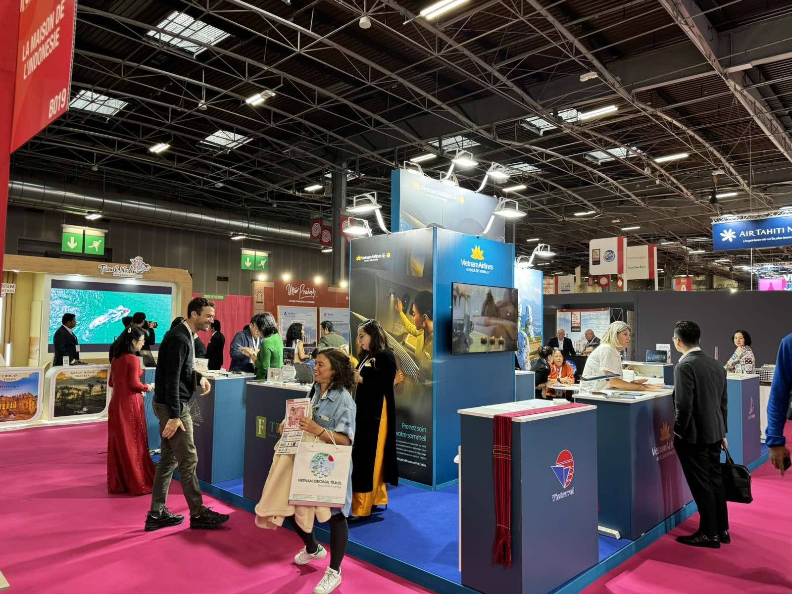 Gian hàng Vietnam Airlines tỏa sáng tại IFTM Top Resa 2024