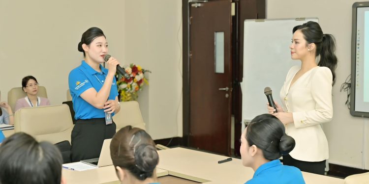 Đào tạo kỹ năng dẫn chương trình cho tiếp viên Vietnam Airlines