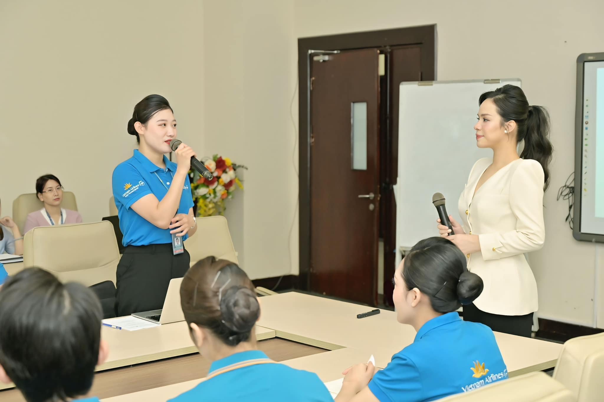 Đào tạo kỹ năng dẫn chương trình cho tiếp viên Vietnam Airlines