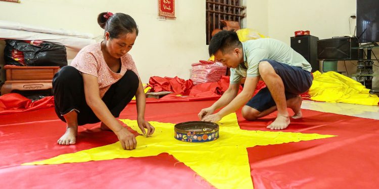 Làng may cờ Tổ quốc lớn nhất Hà Nội tất bật chuẩn bị hàng dịp Quốc khánh 2/9