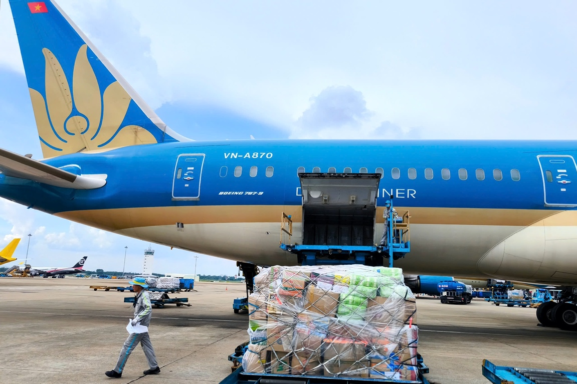 [VNA News] Vietnam Airlines vận chuyển miễn phí hàng cứu trợ vùng bão lũ