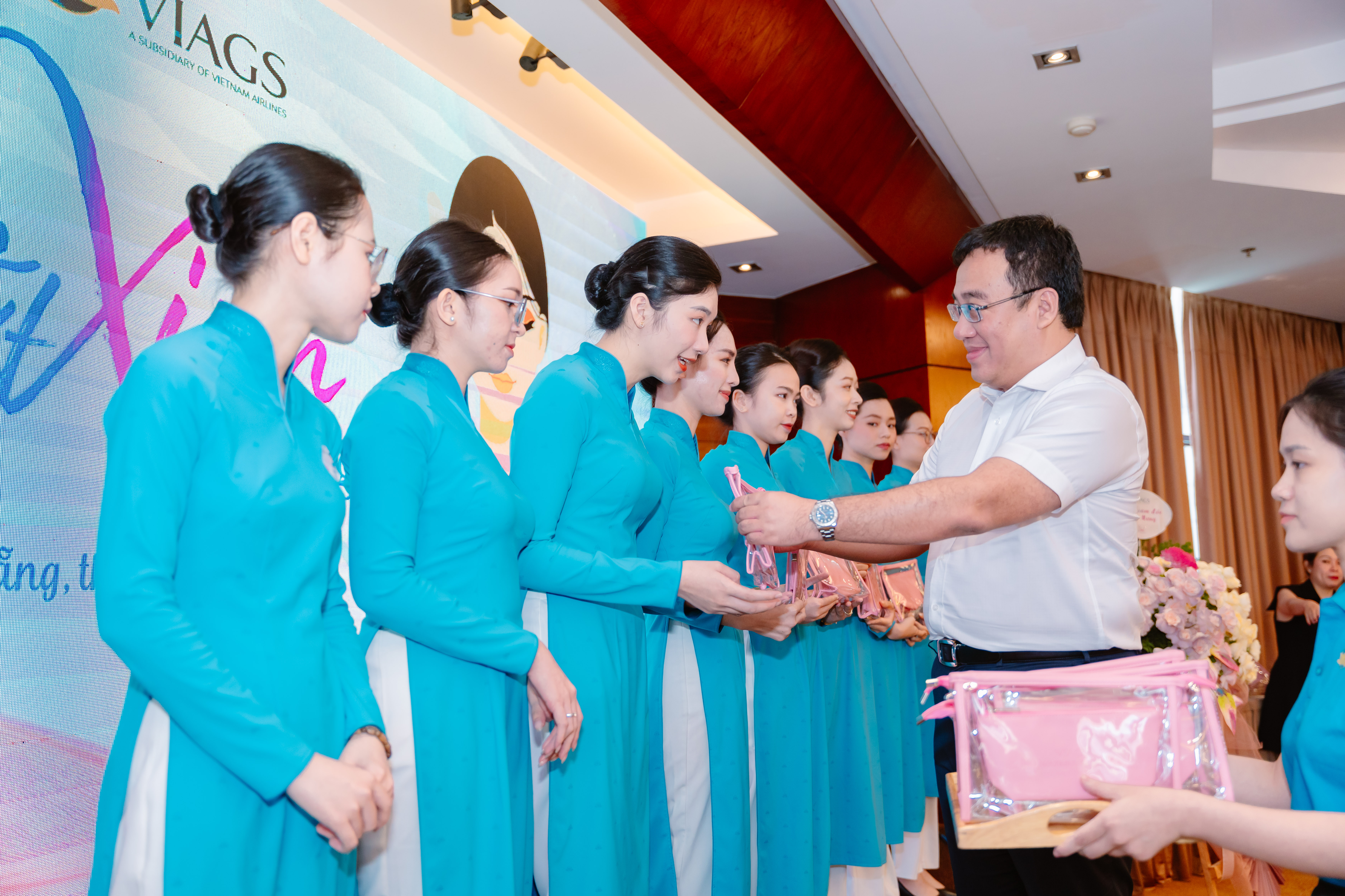 [Văn hoá nâng tầm] VIAGS nâng tầm vẻ đẹp nữ CBNV với chương trình “Nét xinh rạng ngời”