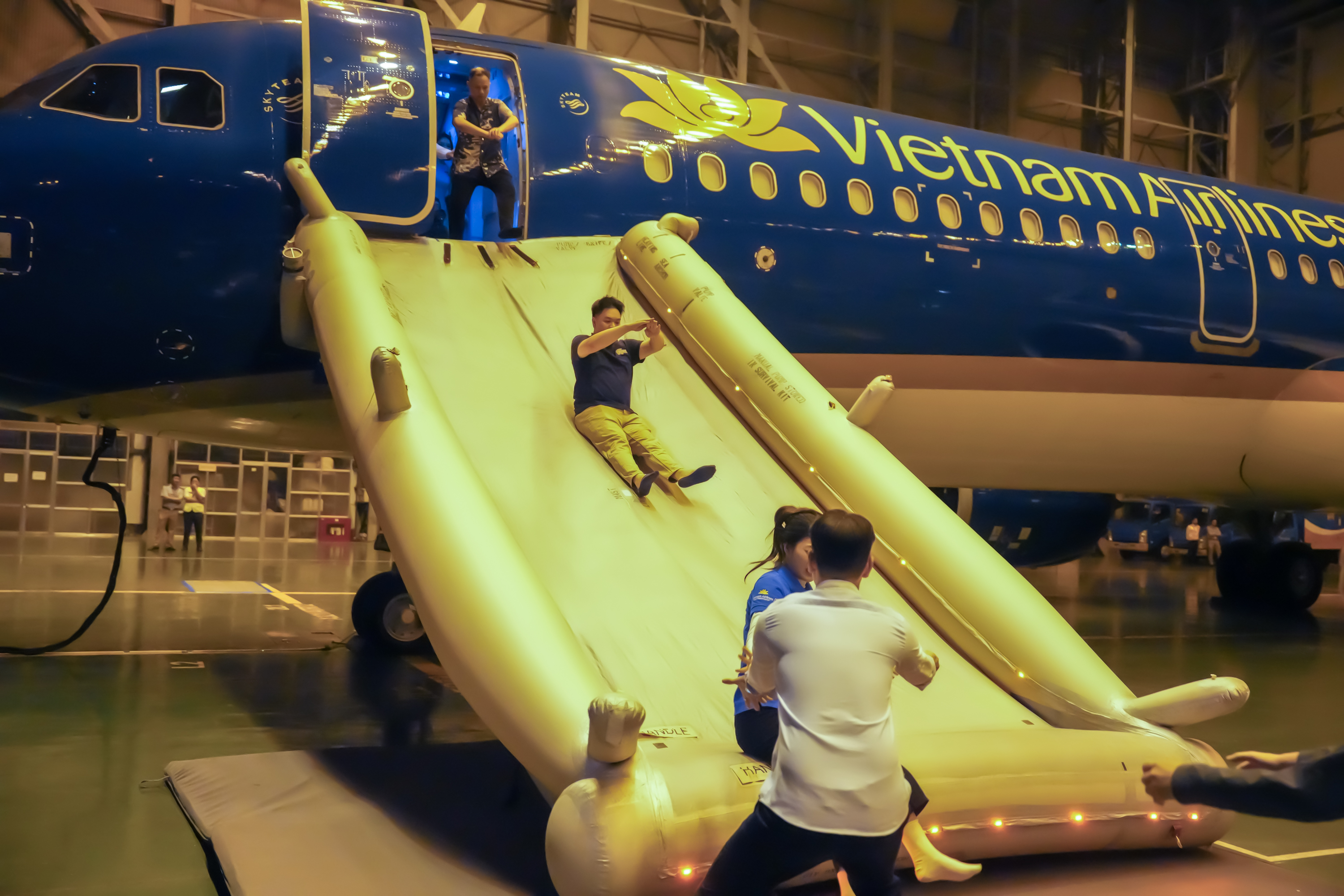 [VTV] Vietnam Airlines tổ chức diễn tập ứng phó khẩn nguy thực binh