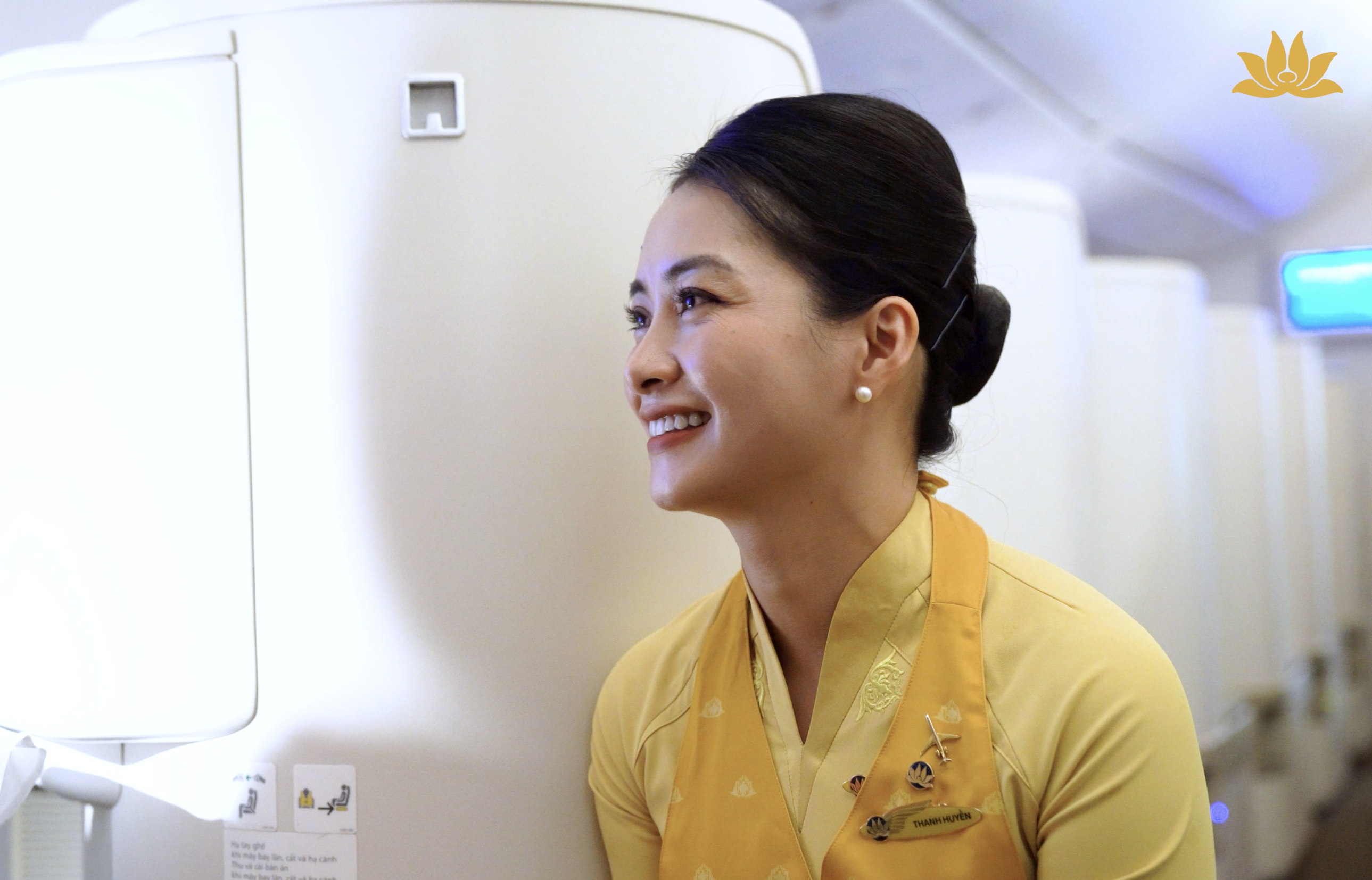 [VNA Who] Một ngày bay cùng cánh sen