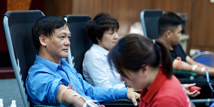 Gần 300 đơn vị máu được hiến tặng tại “Giọt hồng Vietnam Airlines” lần thứ 8