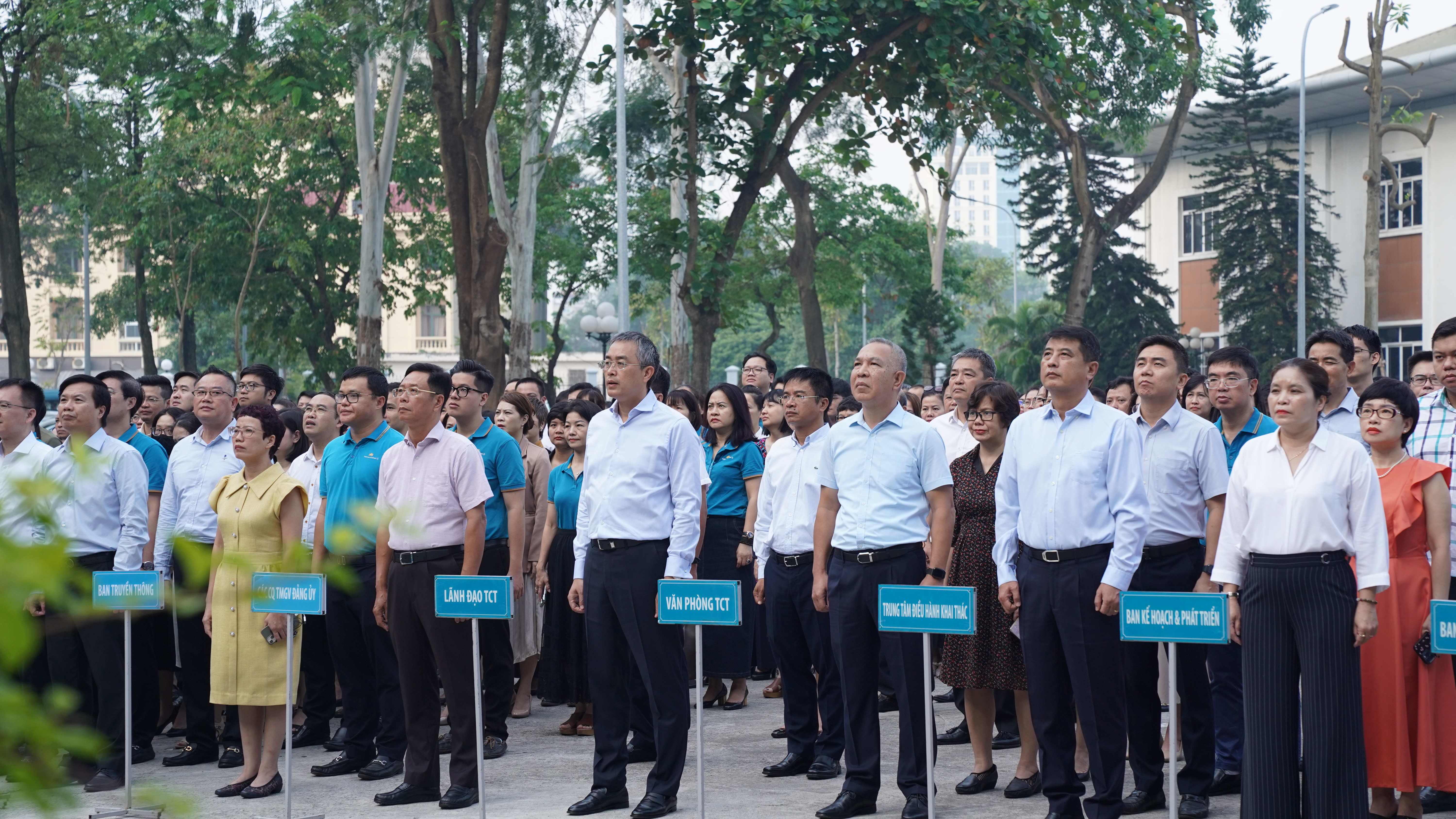 Chào cờ Tháng 10/2024: Đoàn kết vượt khó, quyết tâm hoàn thành nhiệm vụ quý IV/2024