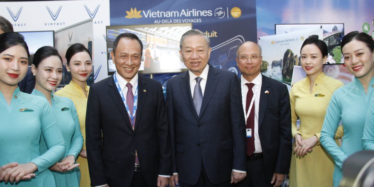 Tổng Bí thư, Chủ tịch nước thăm gian hàng VNA tại Diễn đàn doanh nghiệp Pháp ngữ Franco Tech