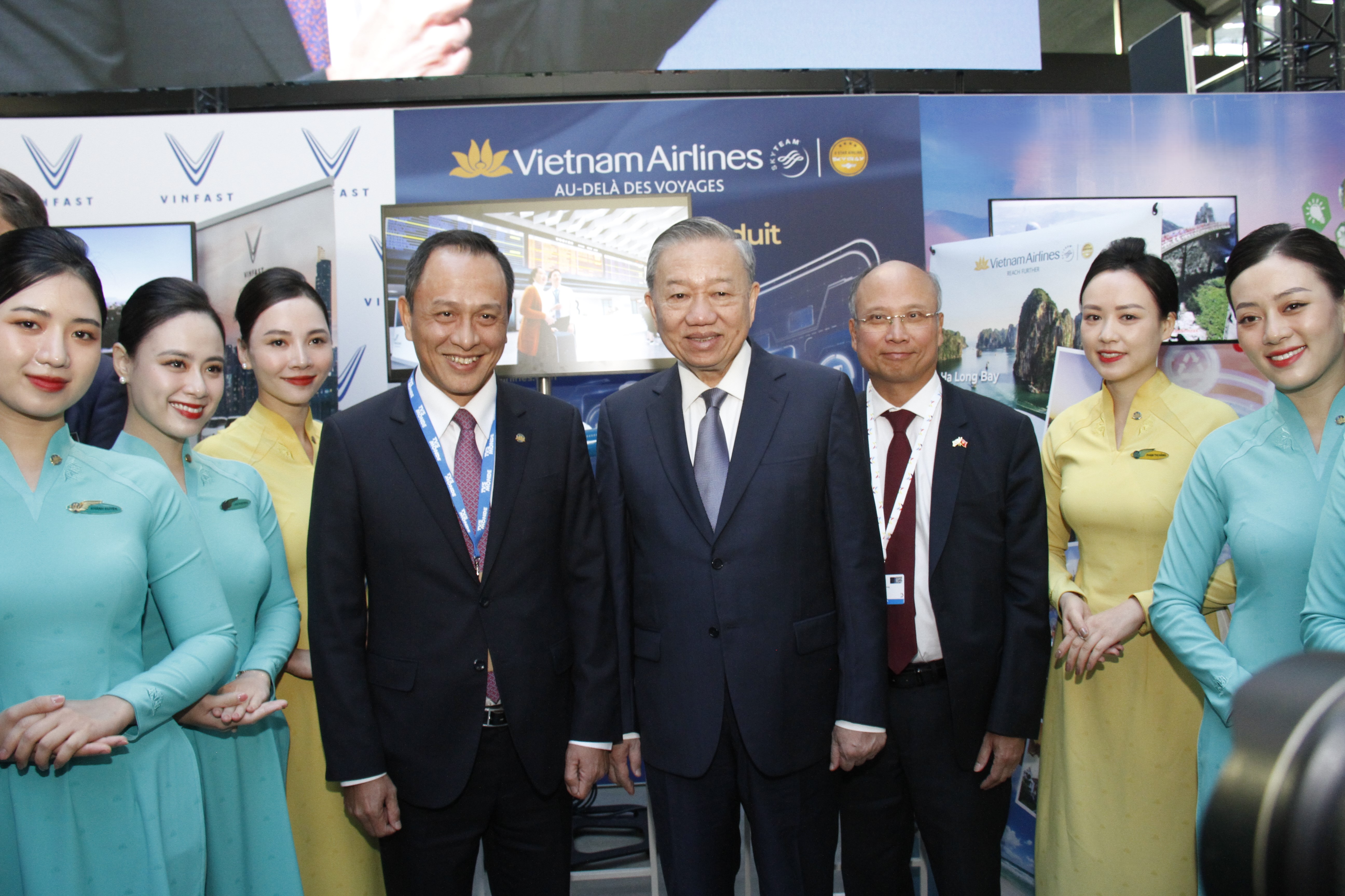 Tổng Bí thư, Chủ tịch nước thăm gian hàng VNA tại Diễn đàn doanh nghiệp Pháp ngữ Franco Tech