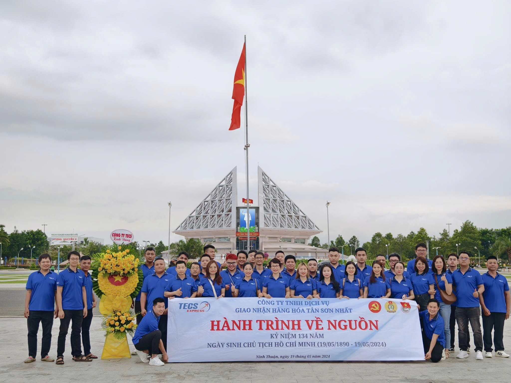 Công ty TNHH Dịch vụ Giao nhận Hàng hóa Tân Sơn Nhất (TECS) đã giành giải Đồng Lòng, giải tập thể có số km tích lũy cao nhất: 6.216km