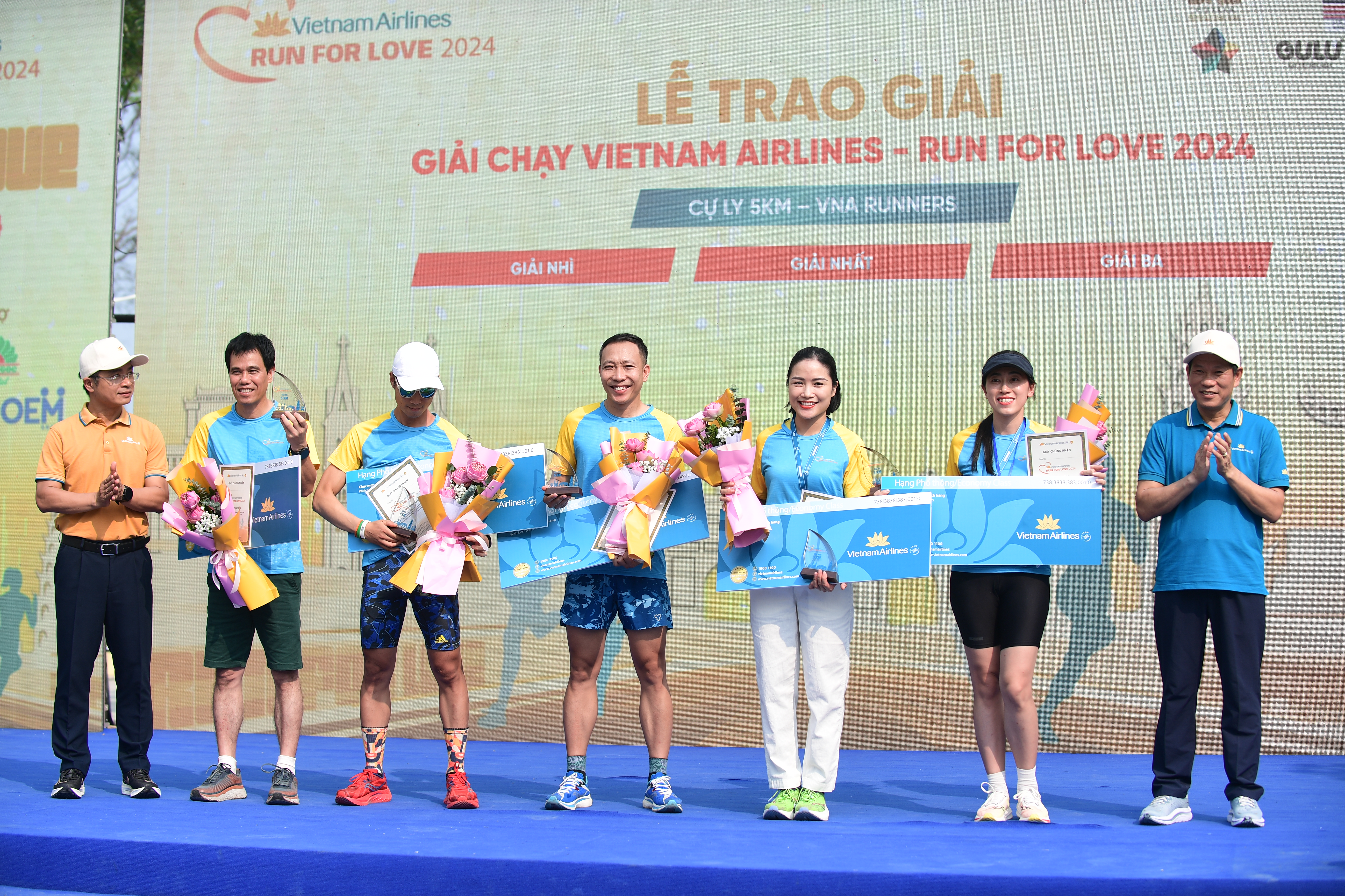 Anh Quân (thứ 4 từ trái qua phải) chụp ảnh lưu niệm cùng CBNV VNA Group