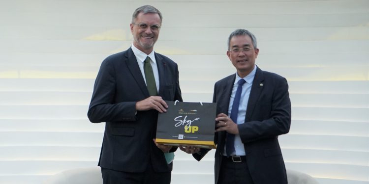 Chủ tịch Đặng Ngọc Hòa gặp mặt Đại sứ Đặc mệnh toàn quyền CH Pháp tại Việt Nam