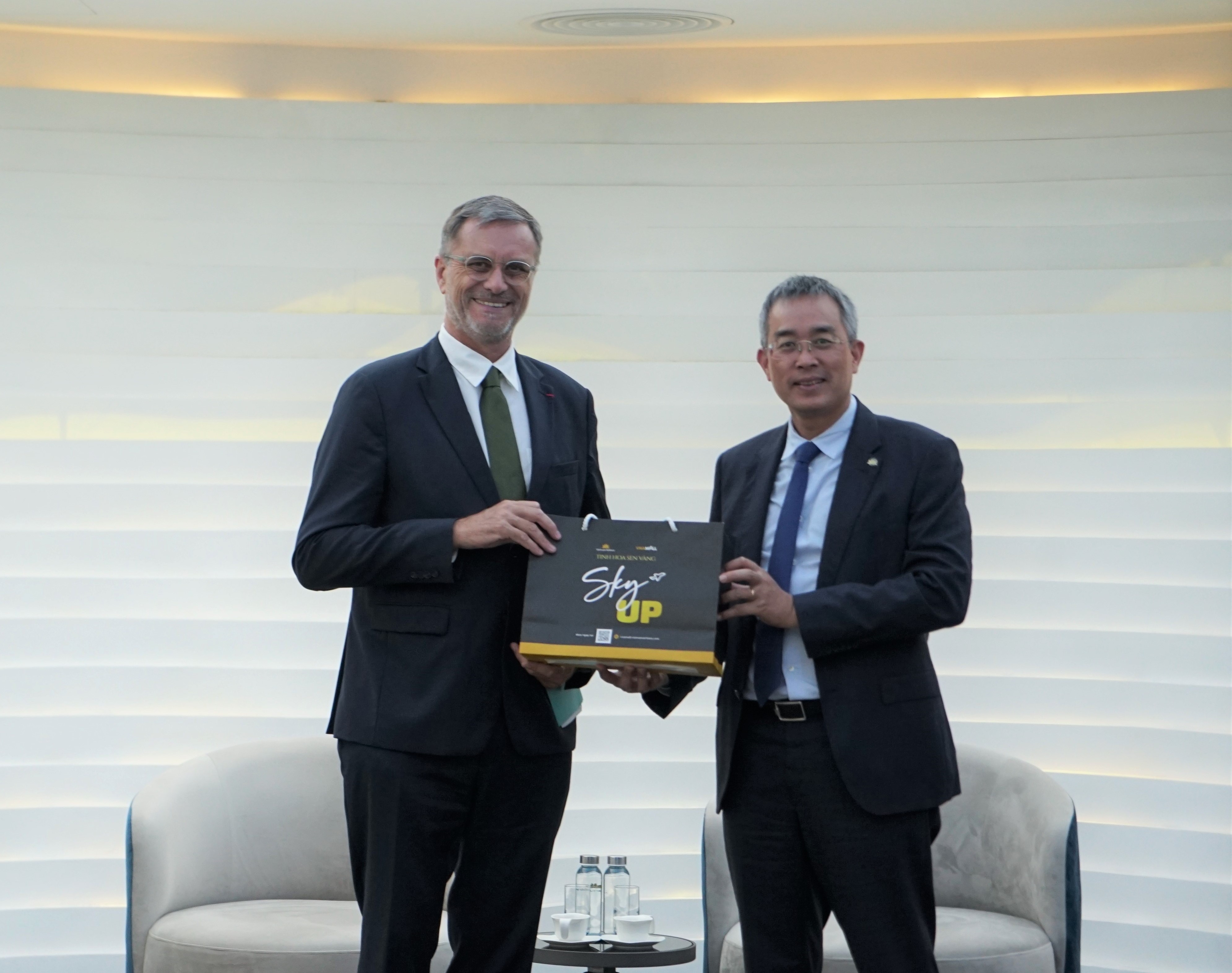 Chủ tịch Đặng Ngọc Hòa gặp mặt Đại sứ Đặc mệnh toàn quyền CH Pháp tại Việt Nam