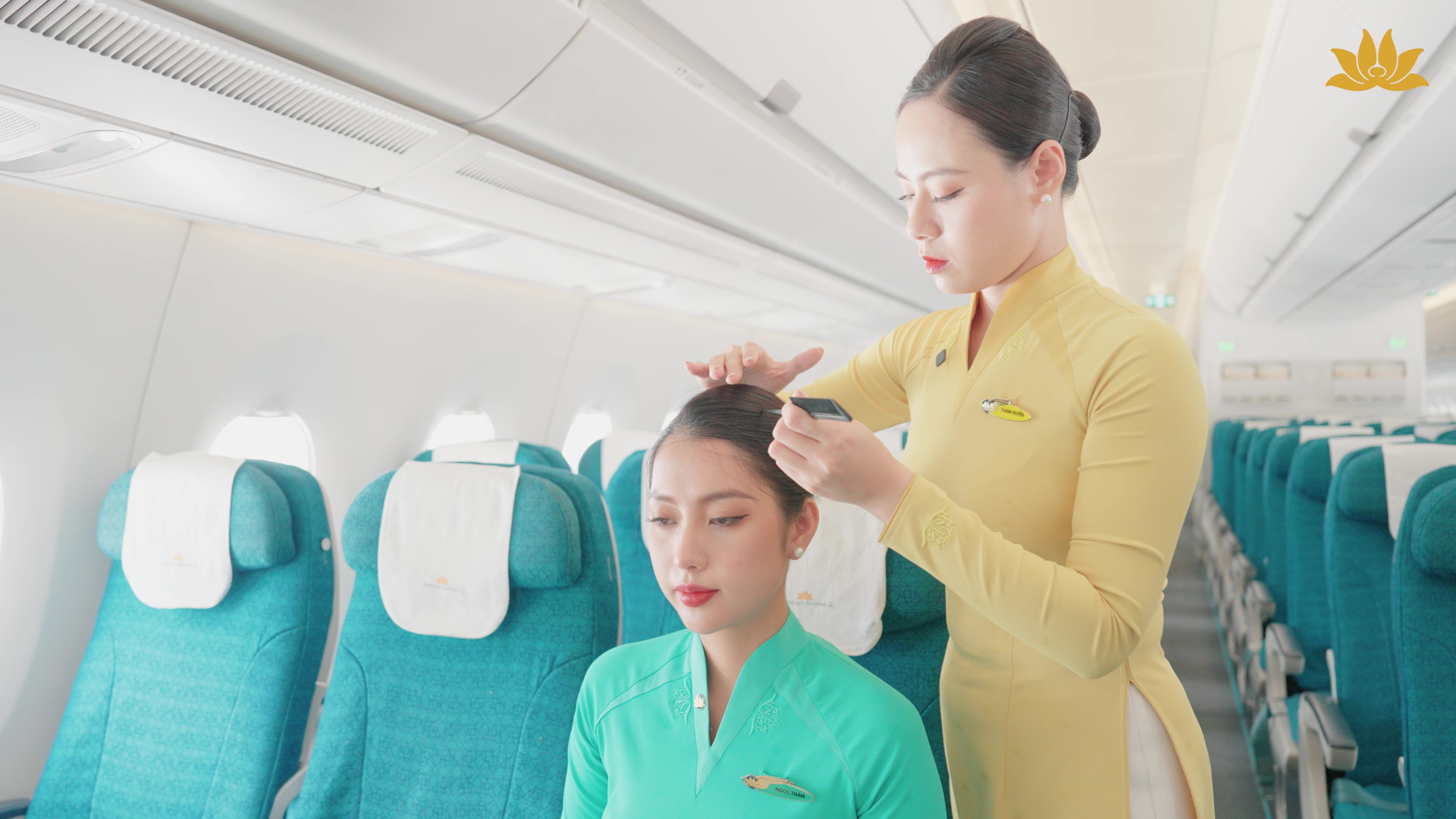 [VNA How] Hướng dẫn búi tóc chuẩn tiếp viên Vietnam Airlines