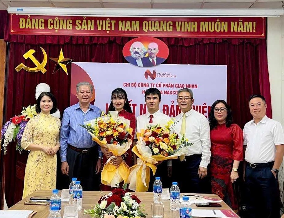 Lễ kết nạp đảng viên nhân dịp kỷ niệm 70 năm Ngày Giải phóng Thủ đô 10/10 tại chi bộ Công ty CP giao nhận hàng hóa NASCO.