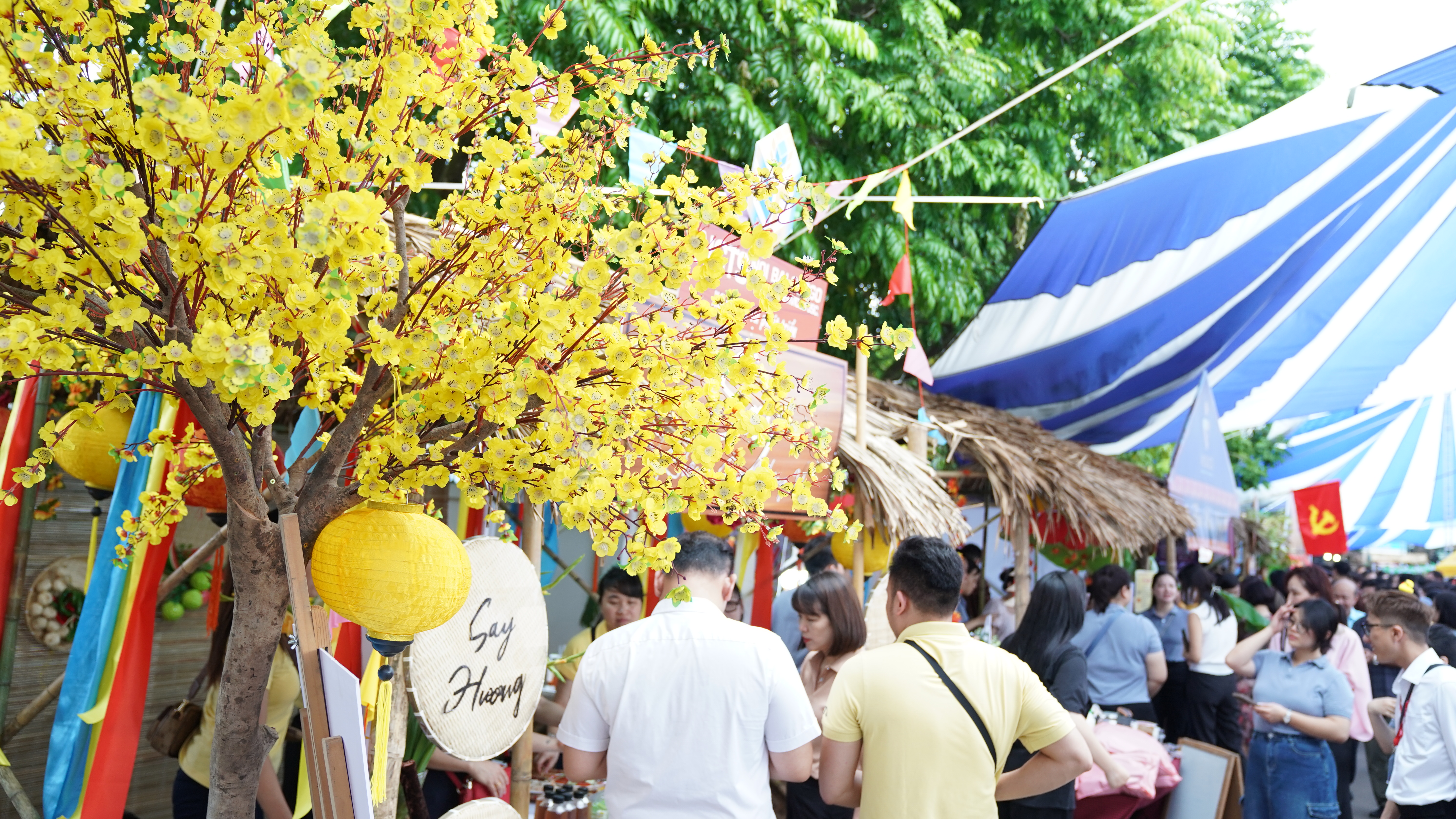 Ngày hội thu hút rất đông cán bộ nhân viên Vietnam Airlines, quan khách tham gia