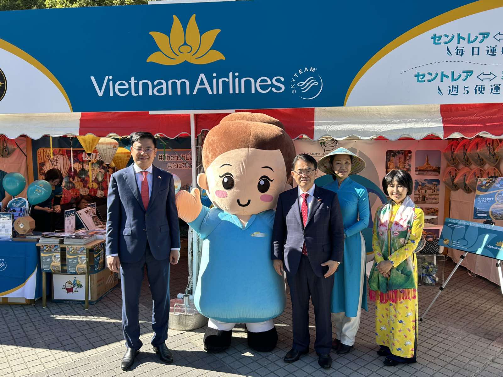 Vietnam Airlines lan toả văn hoá Việt tại Lễ hội Việt Nam 2024