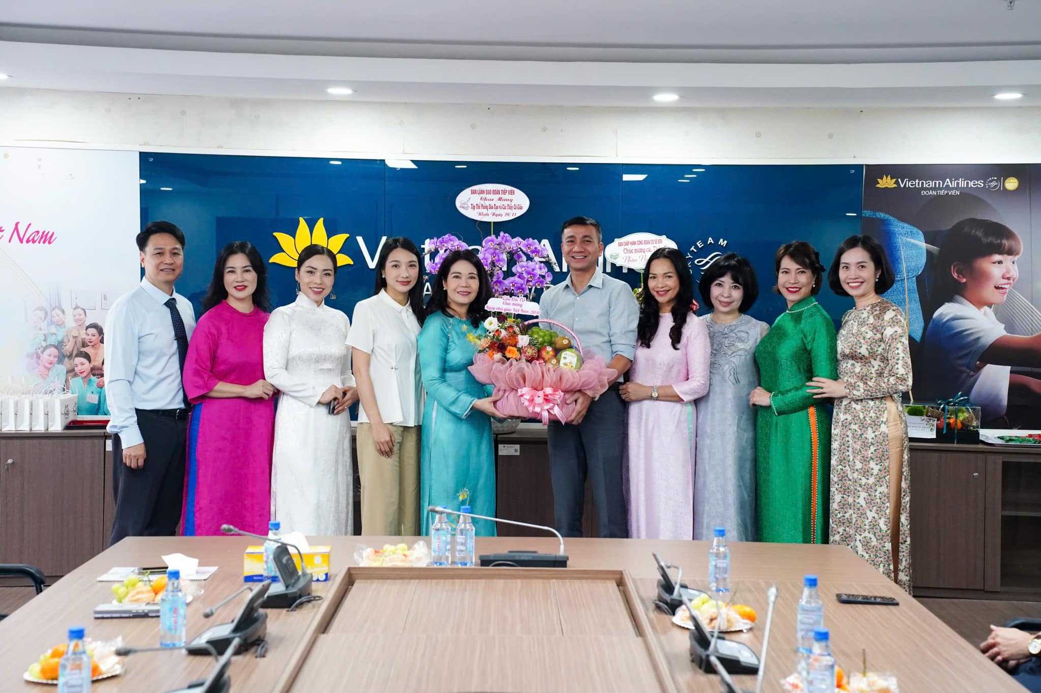 Không khí rộn ràng kỷ niệm ngày nhà giáo Việt Nam của Đoàn Tiếp Viên