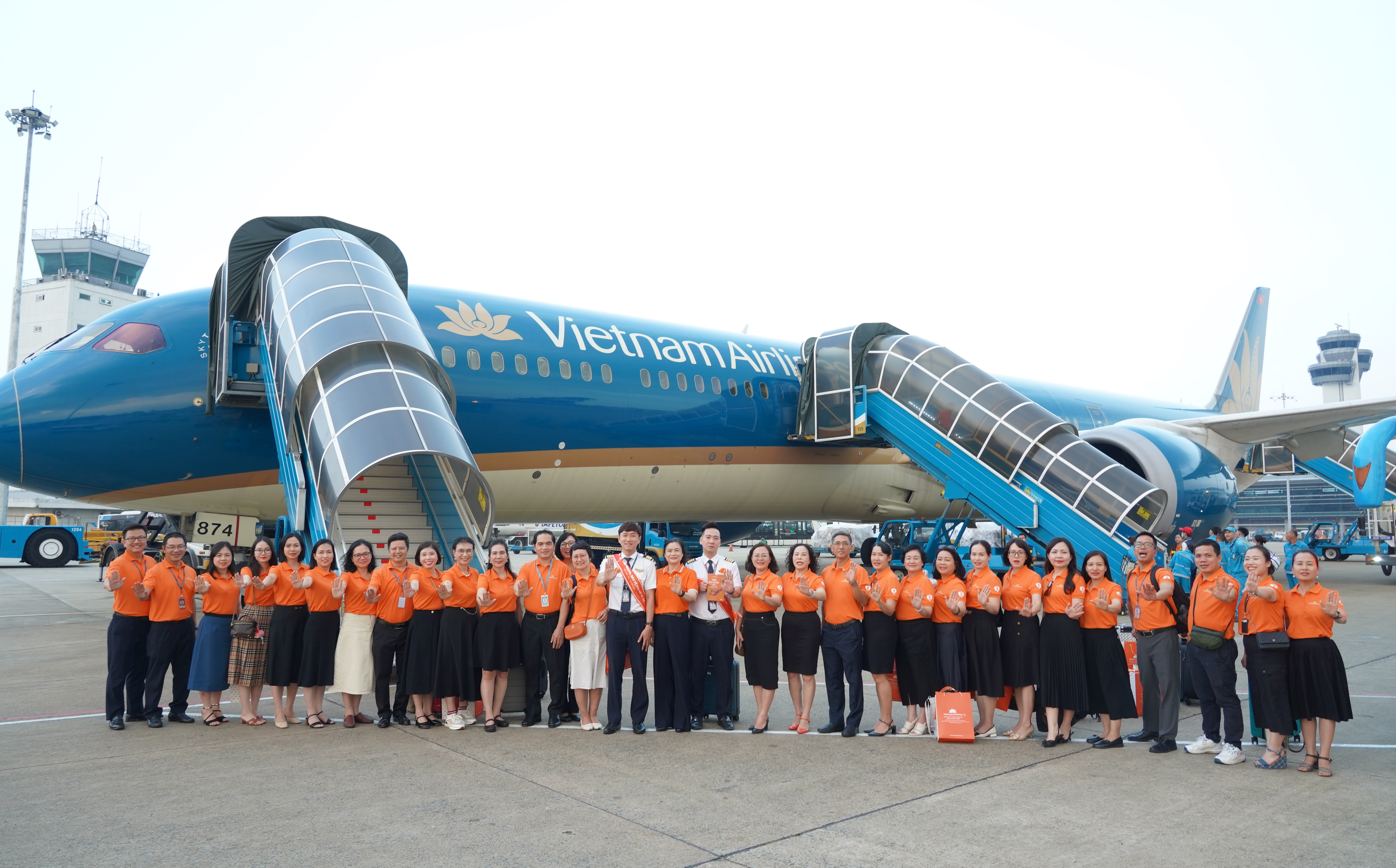 Vietnam Airlines tiếp tục hành trình “Tô cam bầu trời” vì bình đẳng giới