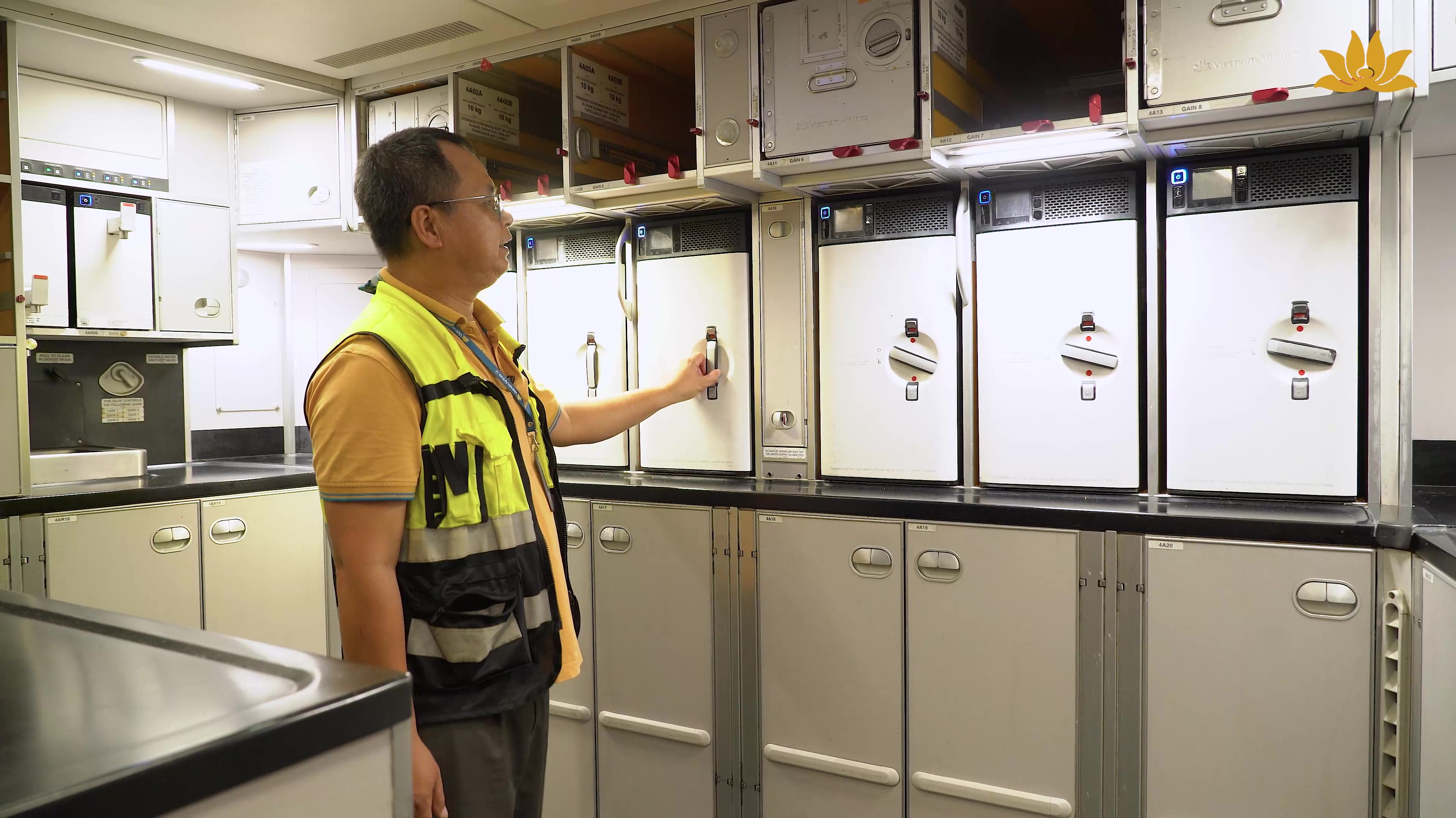 [VNA How] Các kỹ sư bảo dưỡng nội thất kiểm tra máy bay ra sao?