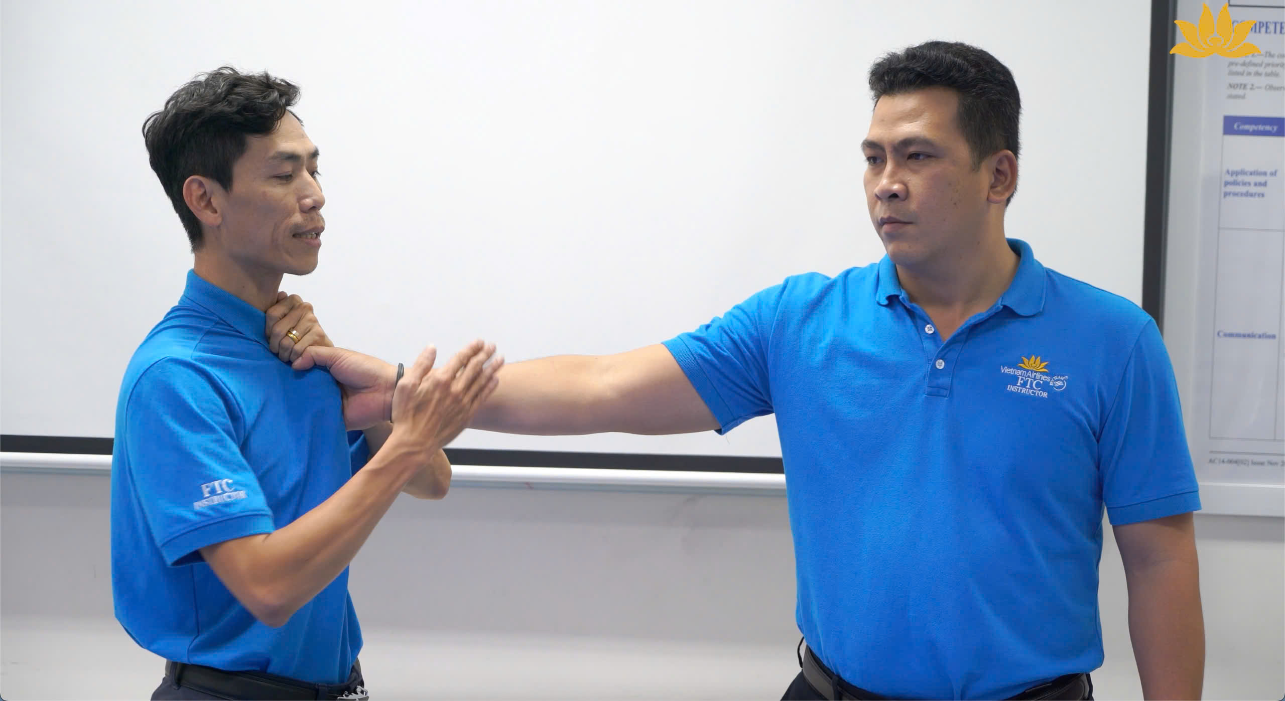 [VNA How] Vietnam Airlines đào tạo kỹ năng tự vệ như thế nào?