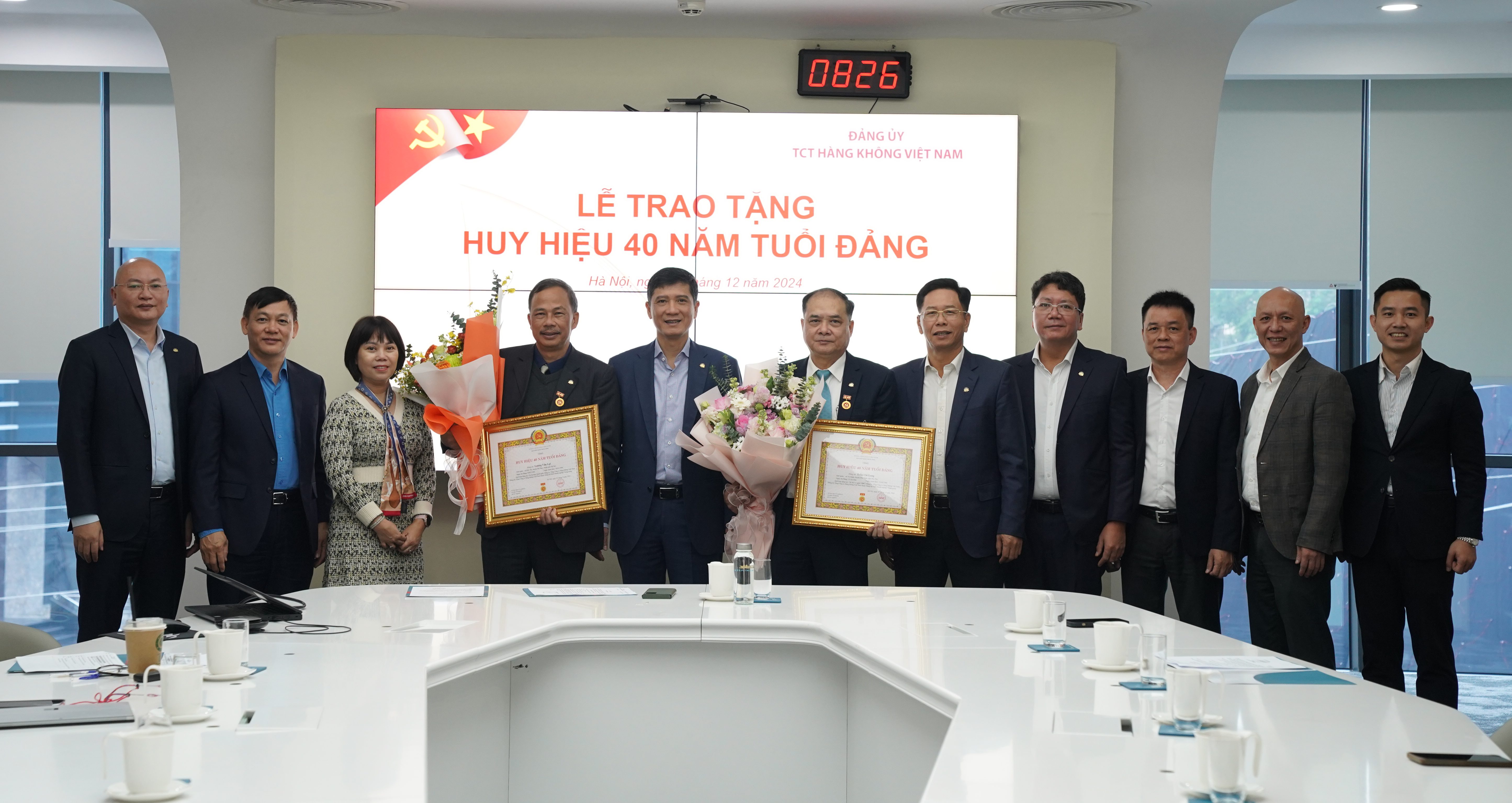 Trao tặng Huy hiệu 40 năm tuổi Đảng cho hai đồng chí Đảng viên xuất sắc