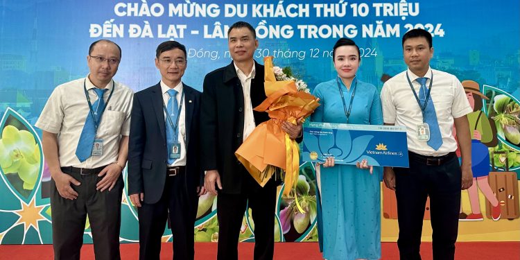 Vietnam Airlines phối hợp với tỉnh Lâm Đồng chào đón du khách thứ 10 triệu