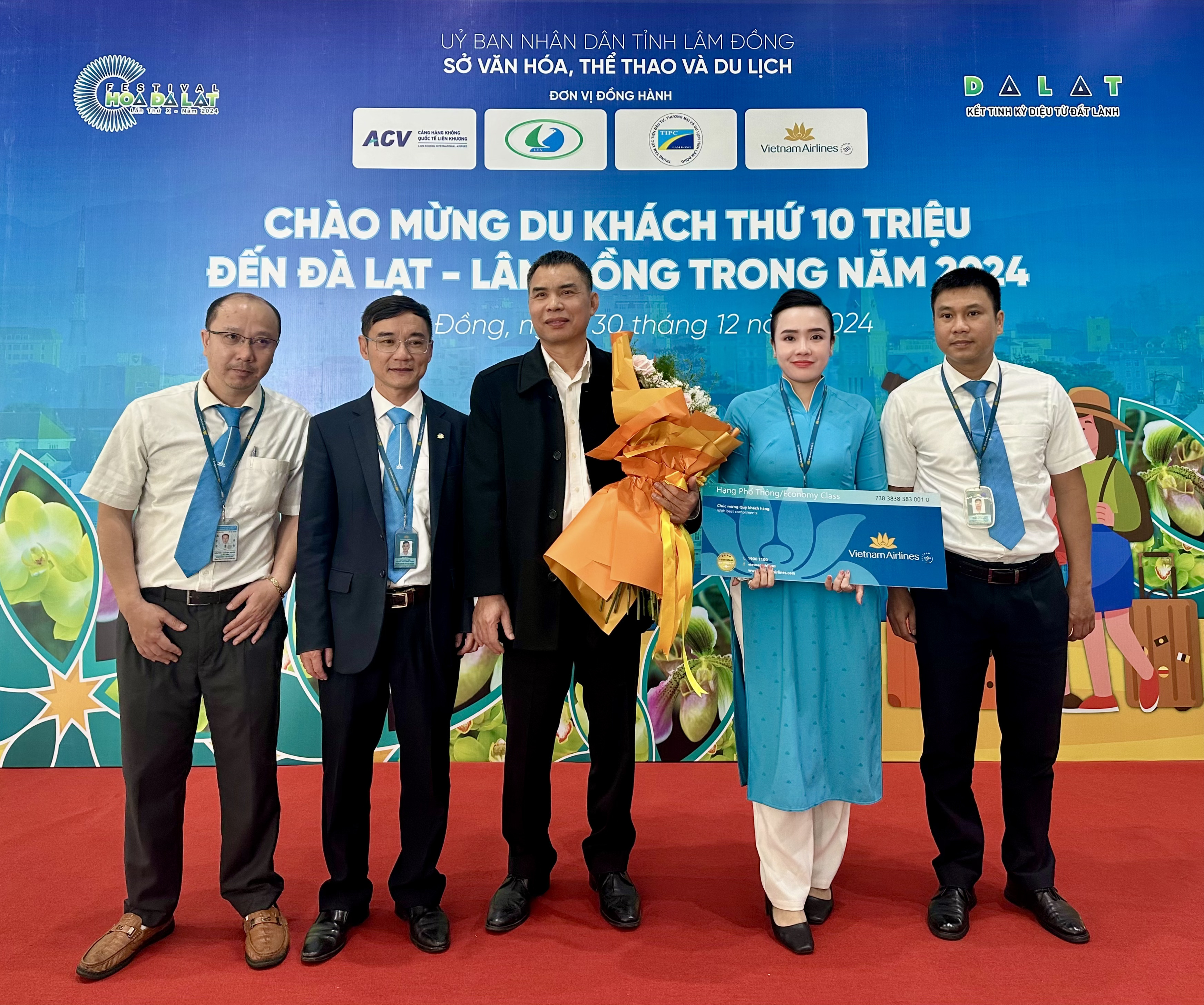 Vietnam Airlines phối hợp với tỉnh Lâm Đồng chào đón du khách thứ 10 triệu