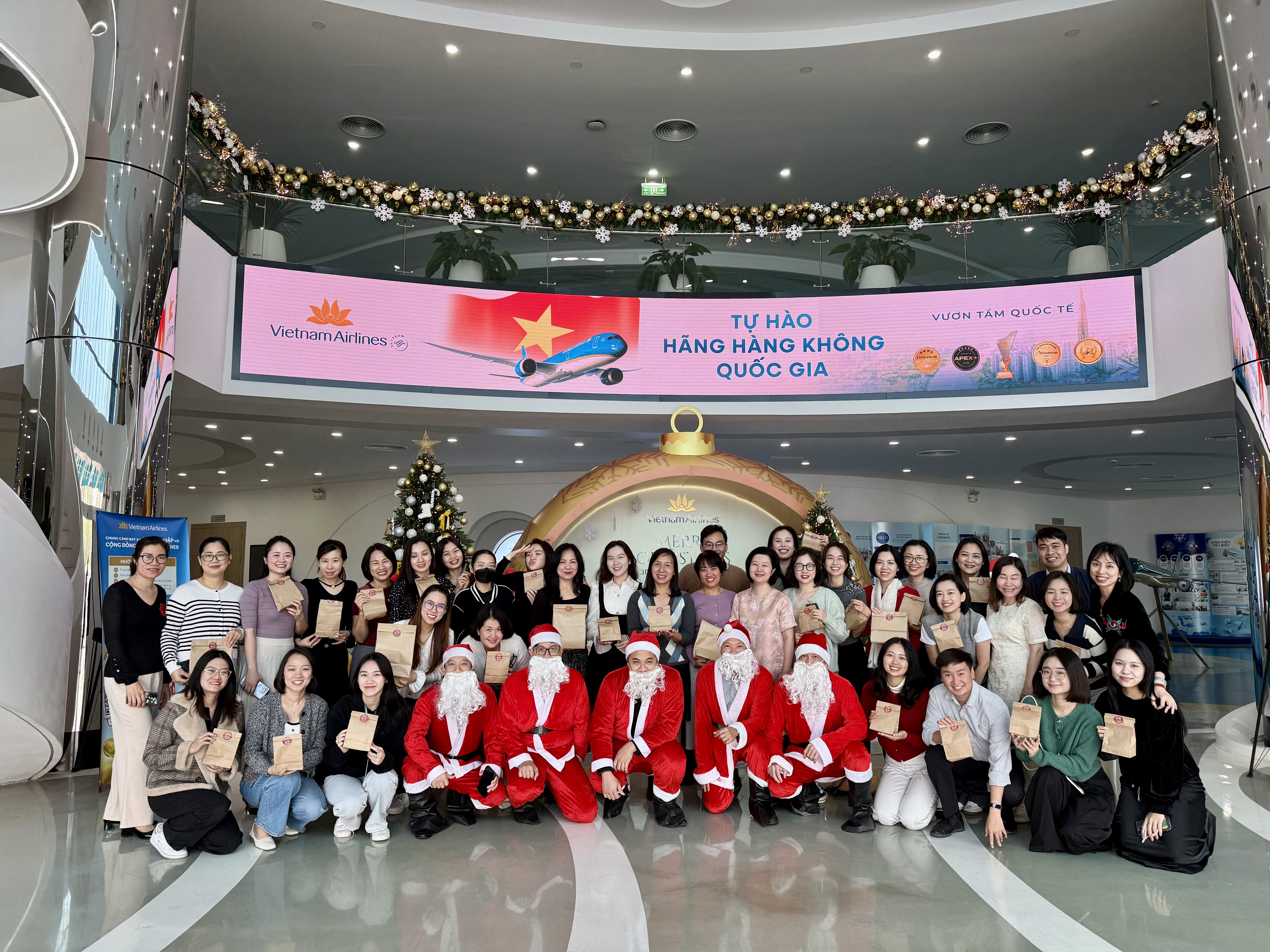 Xé túi mù từ ông già Noel cùng ban Dịch vụ Hành khách