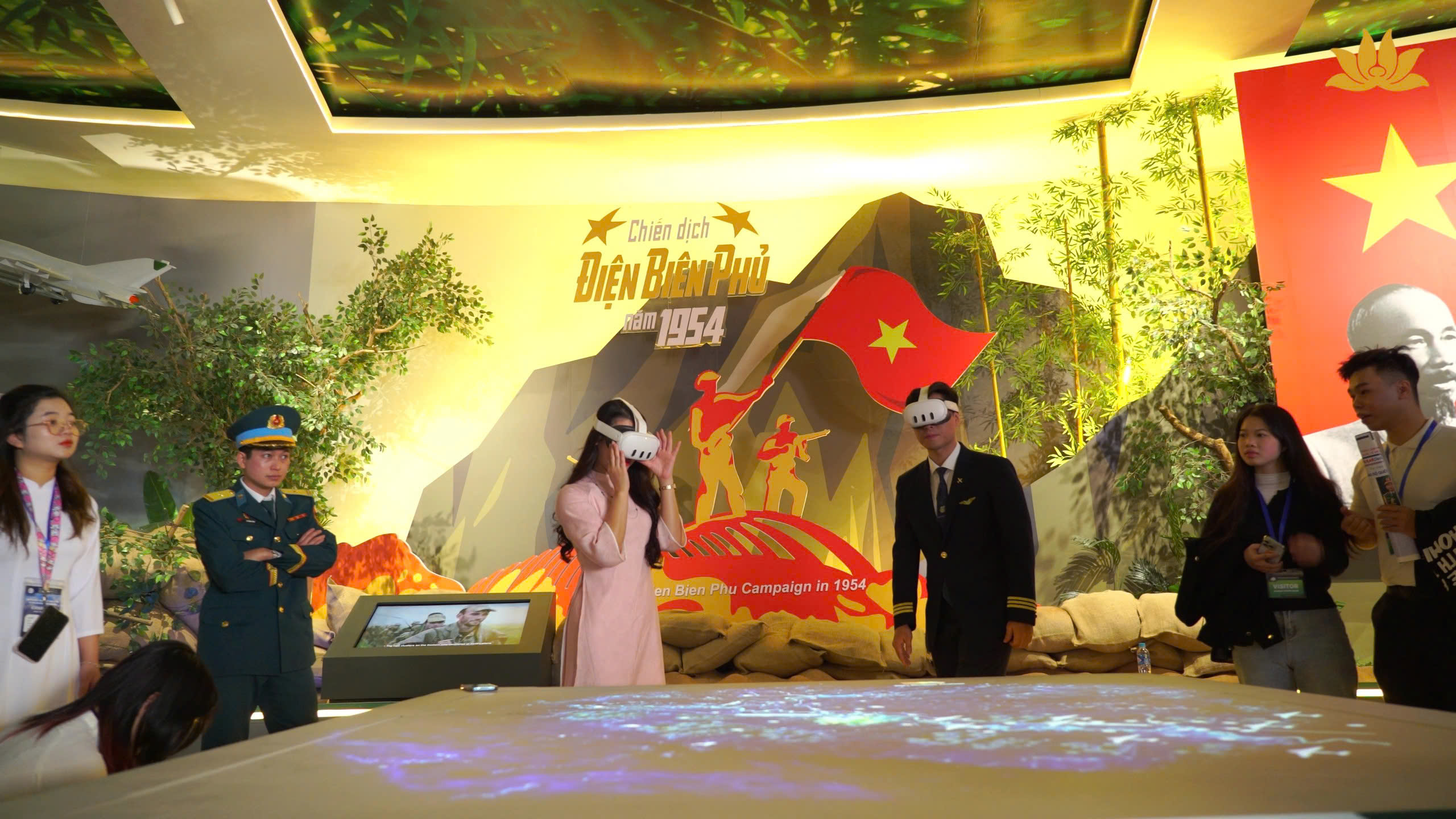 [VNA What] Cùng Vietnam Airlines trải nghiệm Triển lãm Quốc phòng Quốc tế Việt Nam 2024.