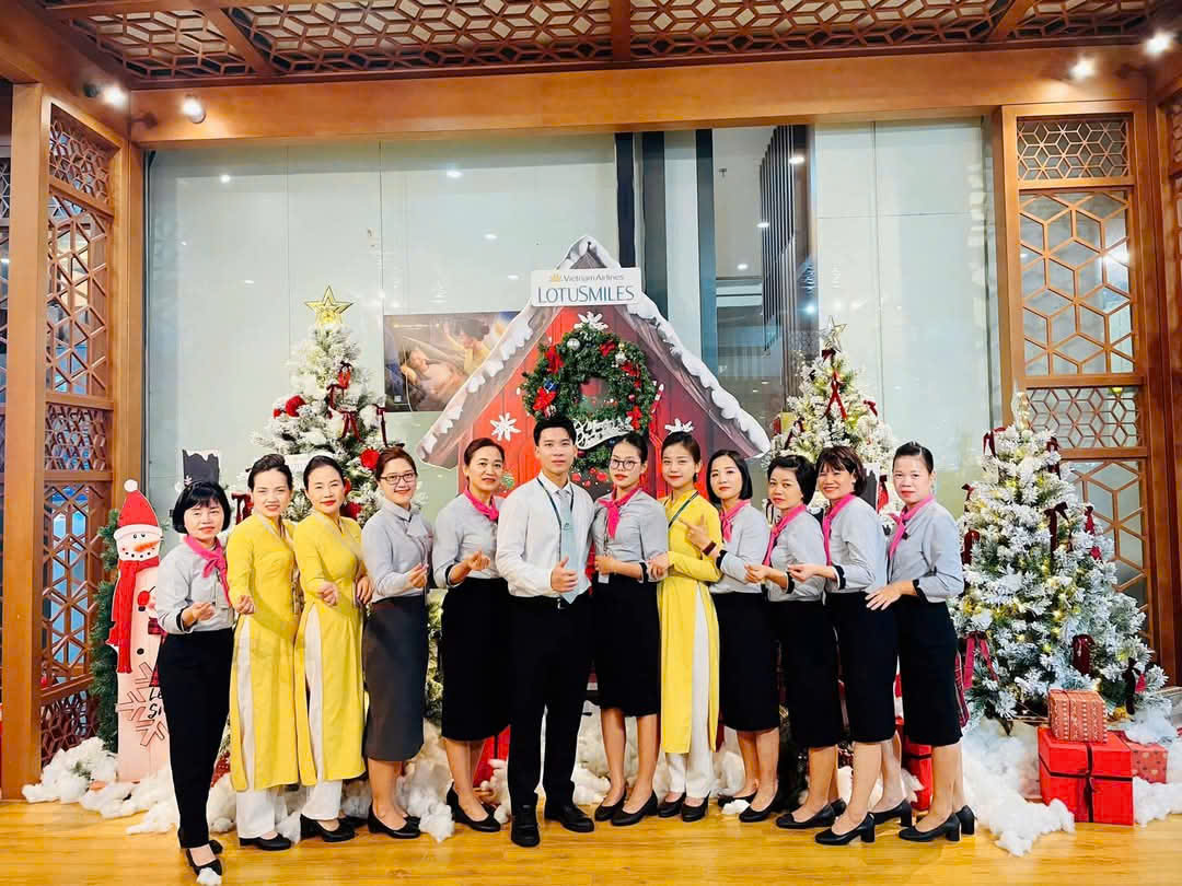 Phòng khách Bông Sen đón chào Giáng sinh và Năm mới 2025