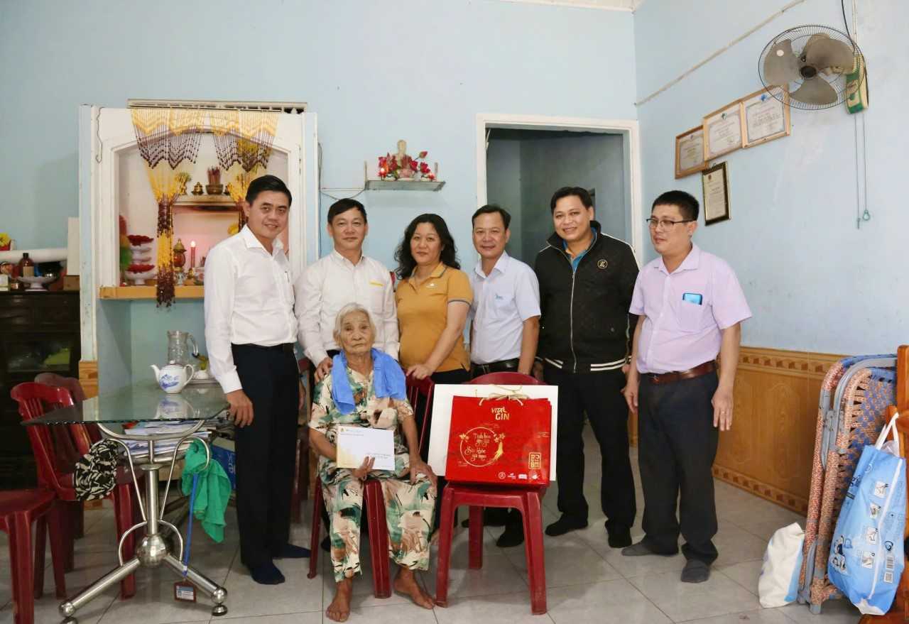 TCT HKVN thăm Mẹ Việt Nam anh hùng nhân dịp Tết Nguyên đán Ất Tỵ 2025