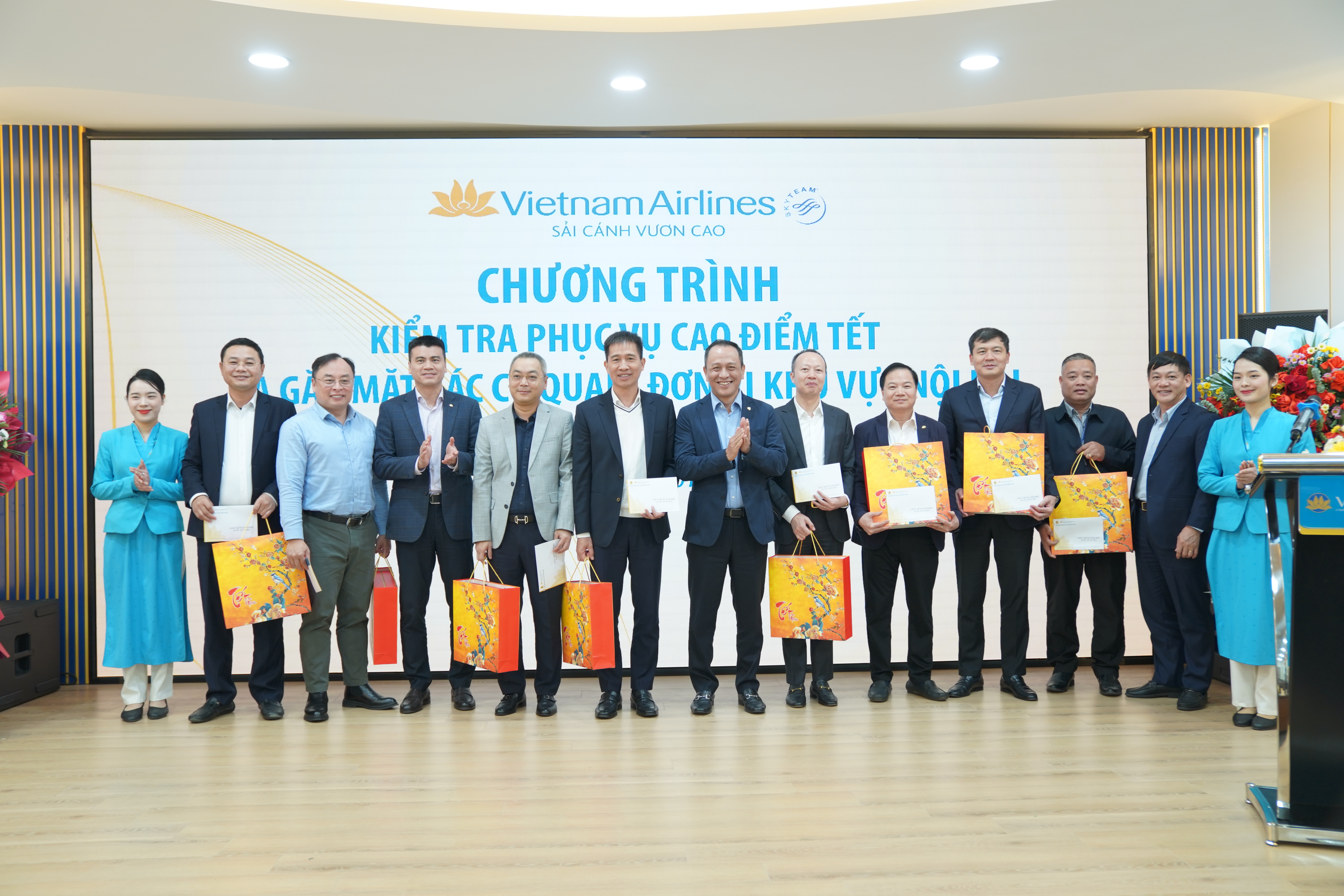 TGĐ Lê Hồng Hà gặp mặt và kiểm tra công tác phục vụ cao điểm Tết Ất Tỵ 2025 tại ba sân bay