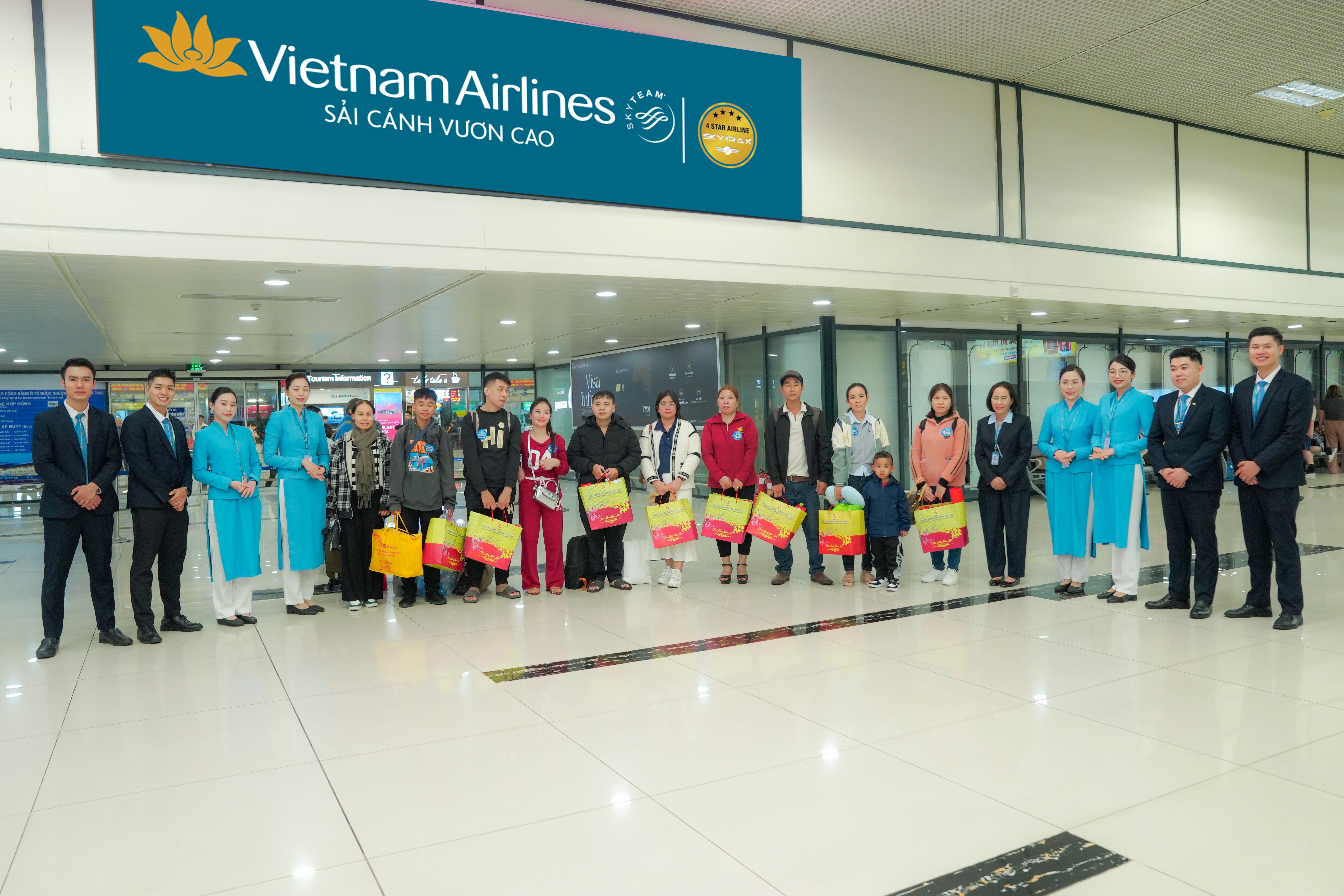 Vietnam Airlines phối hợp Tổng liên đoàn Lao động Việt Nam đưa người có hoàn cảnh khó khăn về quê đón Tết