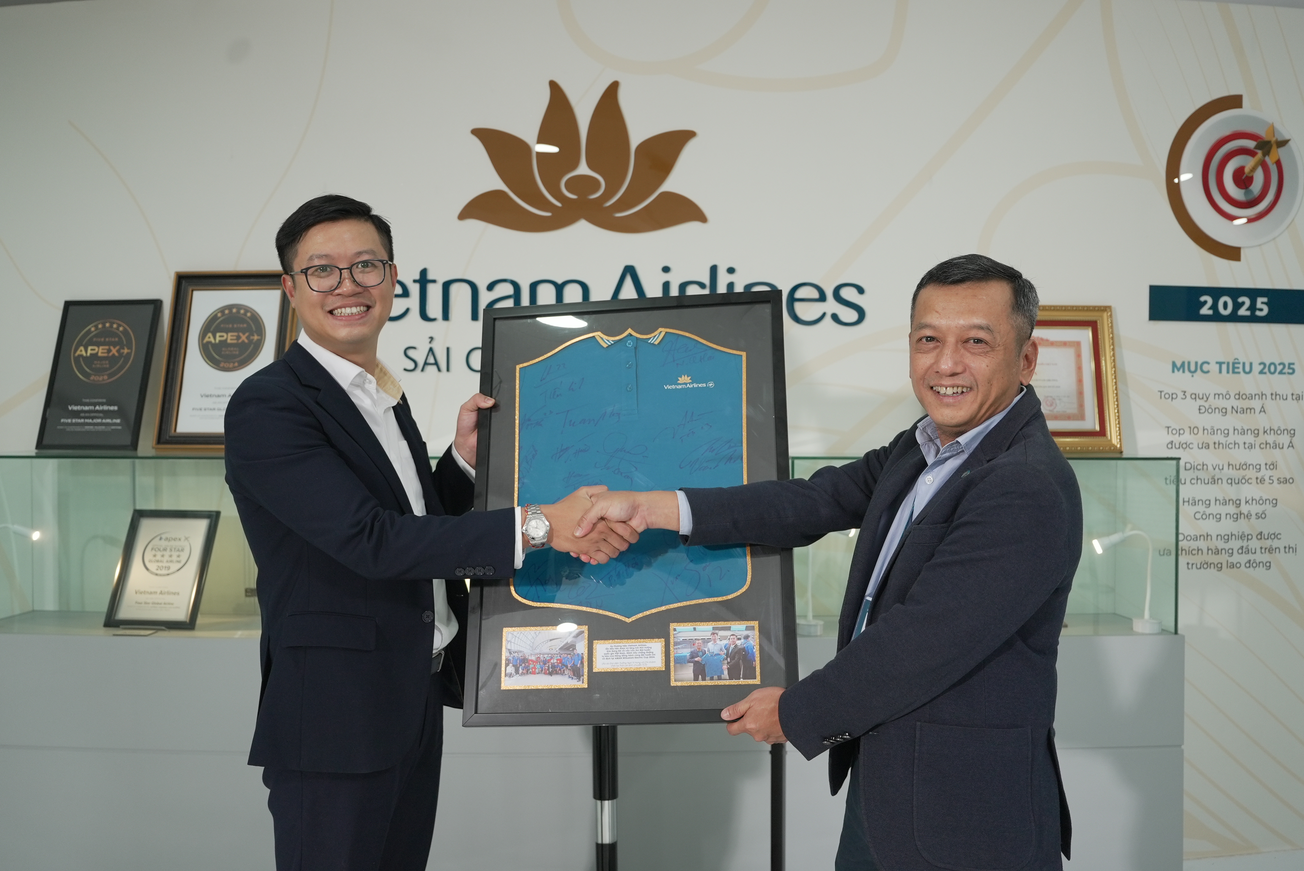 VNA nhận chiếc áo với chữ ký của các cầu thủ sau chiến thắng ASEAN Cup 2024