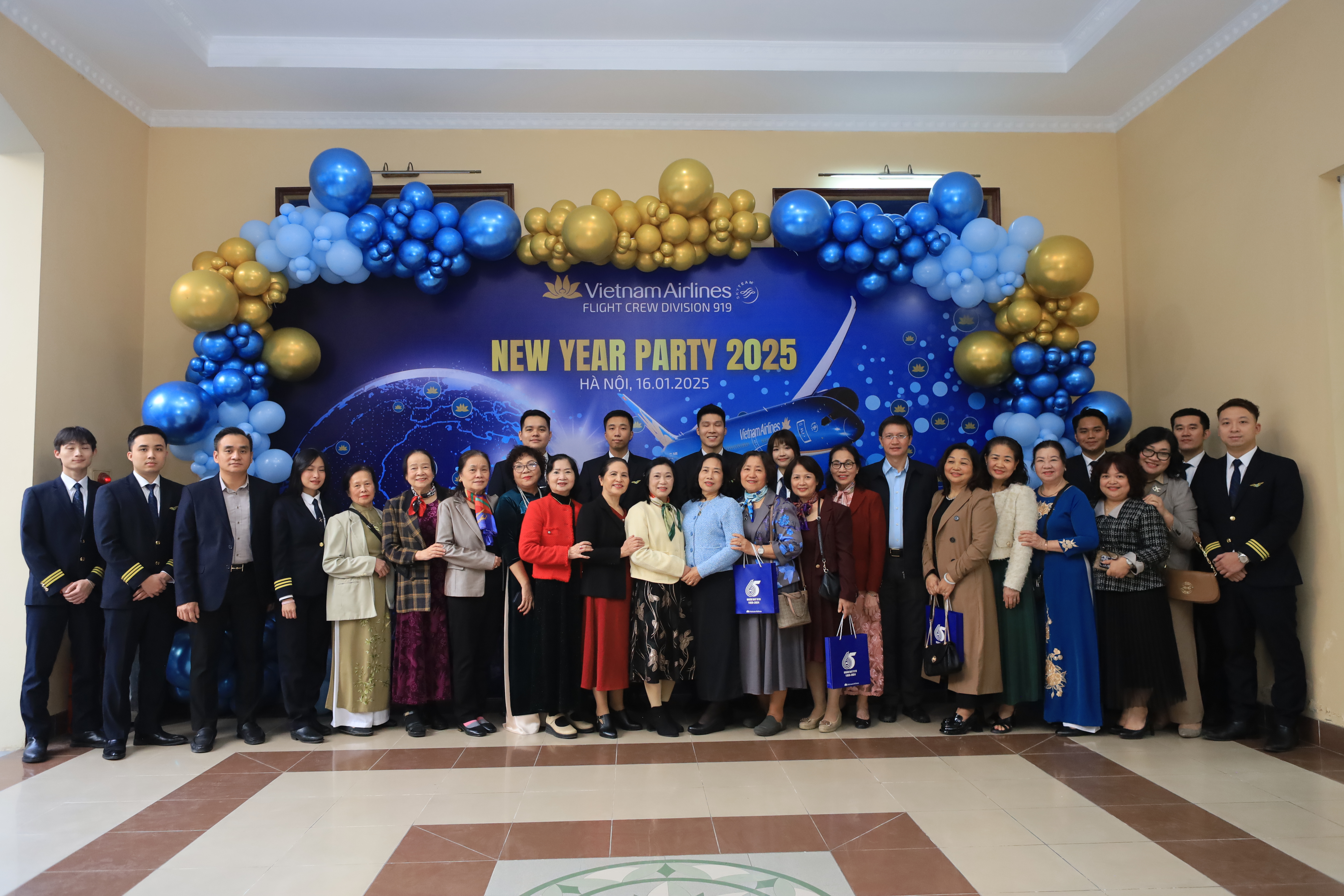 Đoàn bay 919 tổ chức gặp mặt CBNV và phi công hưu trí nhân dịp năm mới