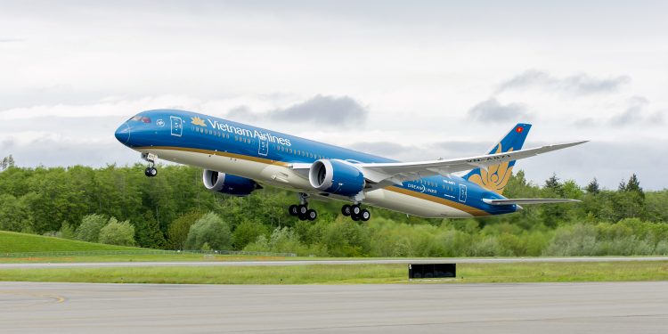 Vietnam Airlines chuyển hướng hạ cánh Đà Nẵng cấp cứu hành khách