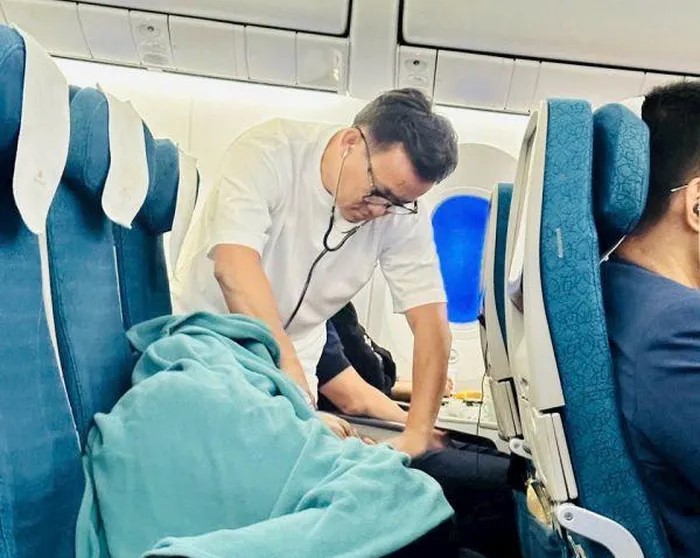 Cấp cứu thành công cho hành khách trên không
