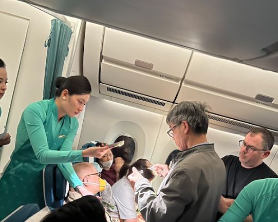 Cấp cứu thành công 2 hành khách trên chuyến bay của VNA