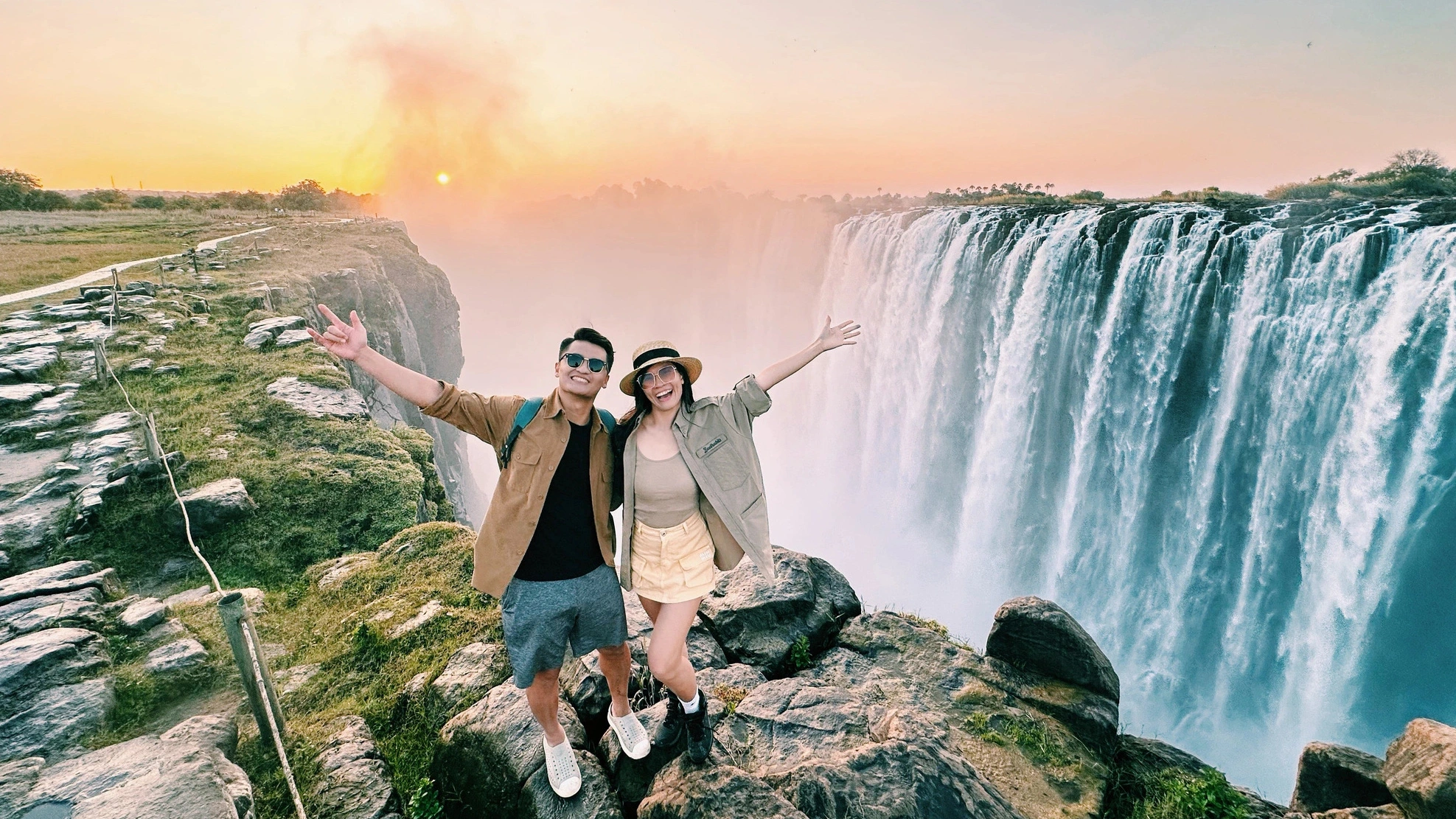 Phi công Vietnam Airlines cùng vợ “nắm tay nhau đi khắp thế gian”