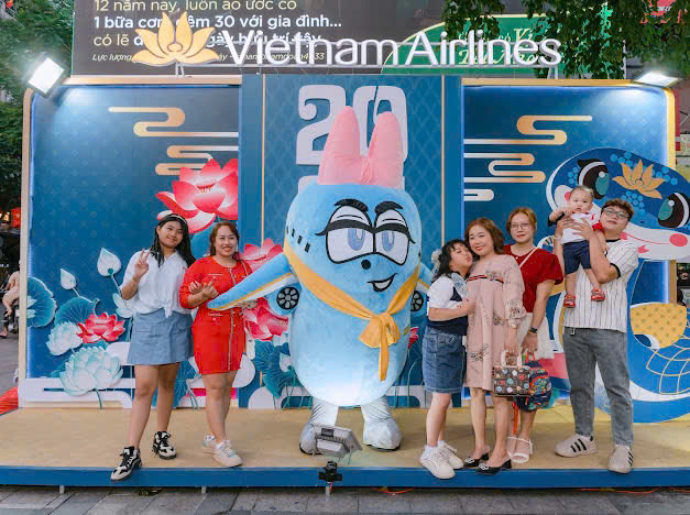Vietnam Airlines tham gia gian hàng tại đường hoa Nguyễn Huệ 2025