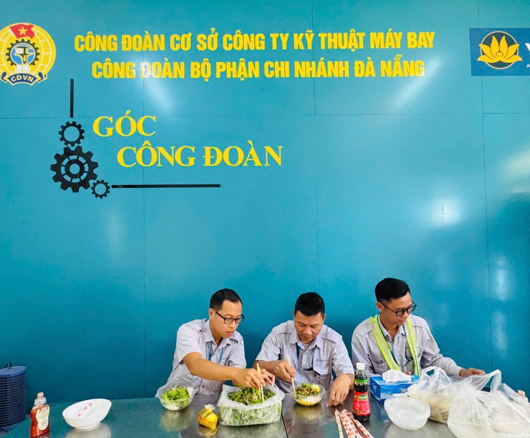 Bữa ăn Tết ấm áp tình người tại VAECO Đà Nẵng