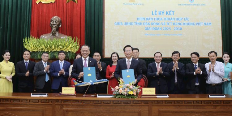 Vietnam Airlines “bắt tay” cùng tỉnh Đắk Nông xúc tiến du lịch, đầu tư, thương mại