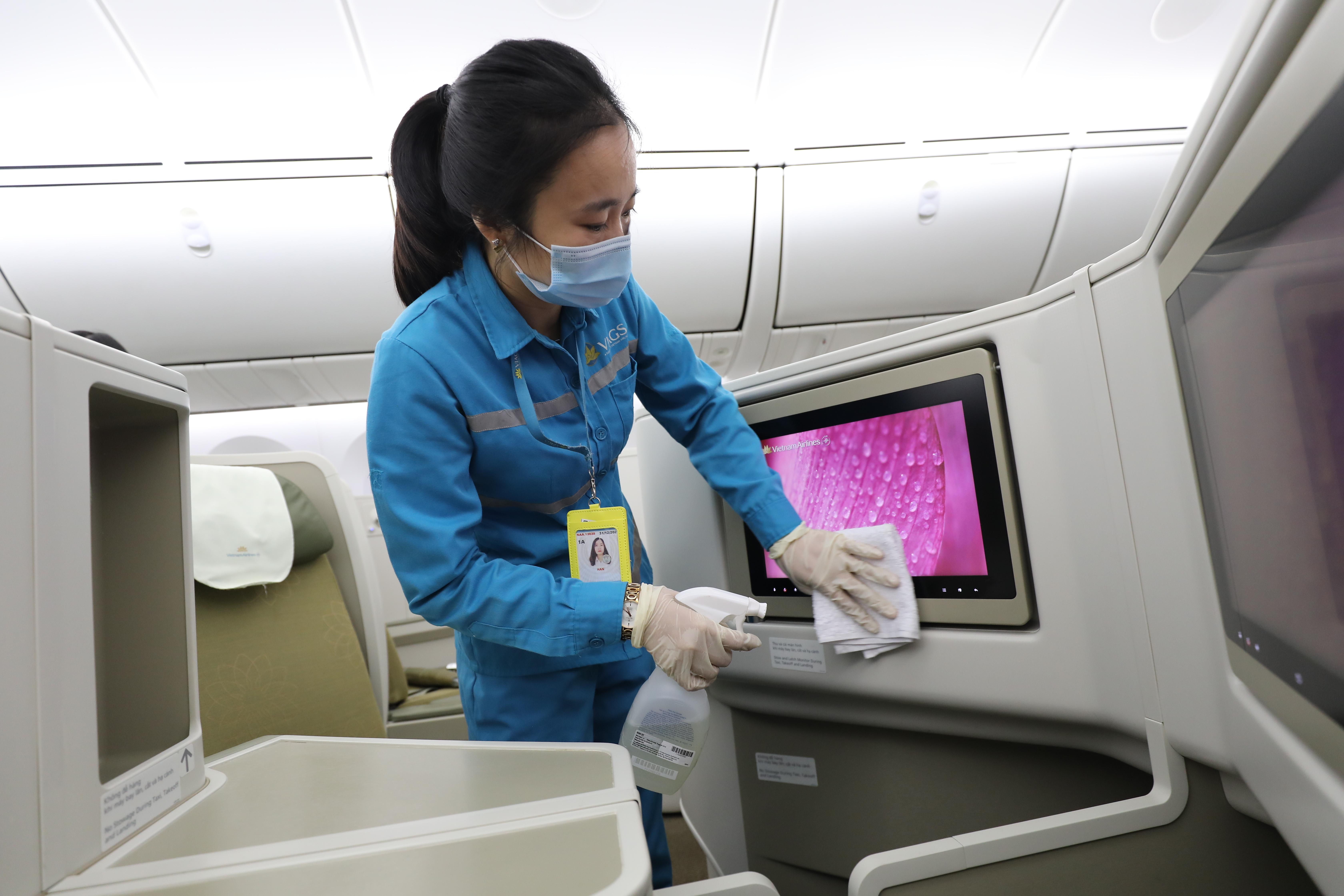 Vệ sinh máy bay – “những chiếc bánh răng nhỏ” vận hành bộ máy lớn