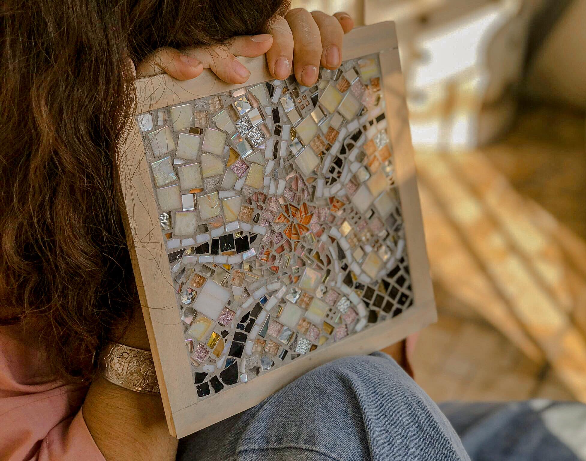 Workshop khảm đá Mosaic – Sắc màu sáng tạo chào mừng Ngày 8/3