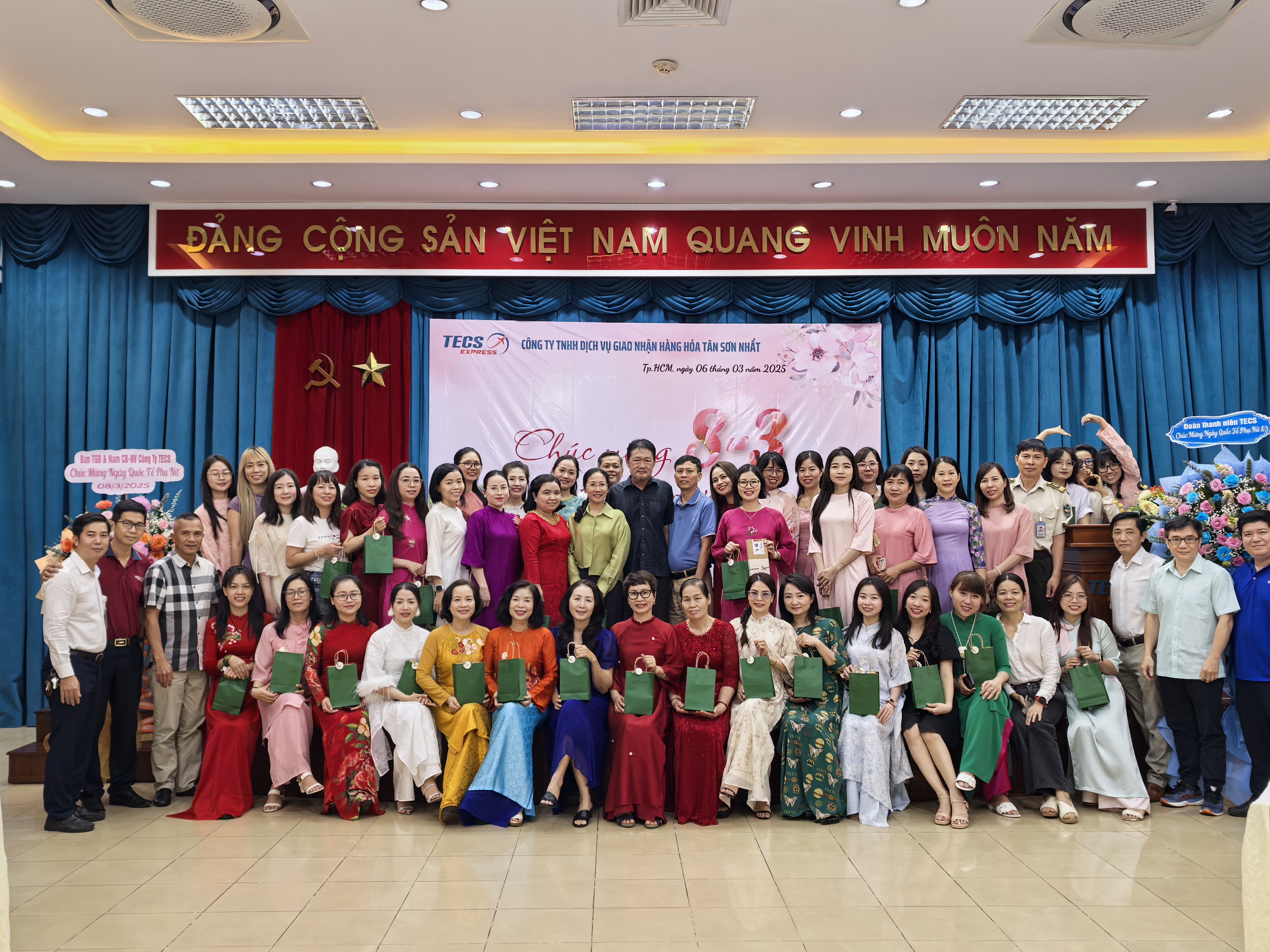 TECS tôn vinh một nửa thế giới